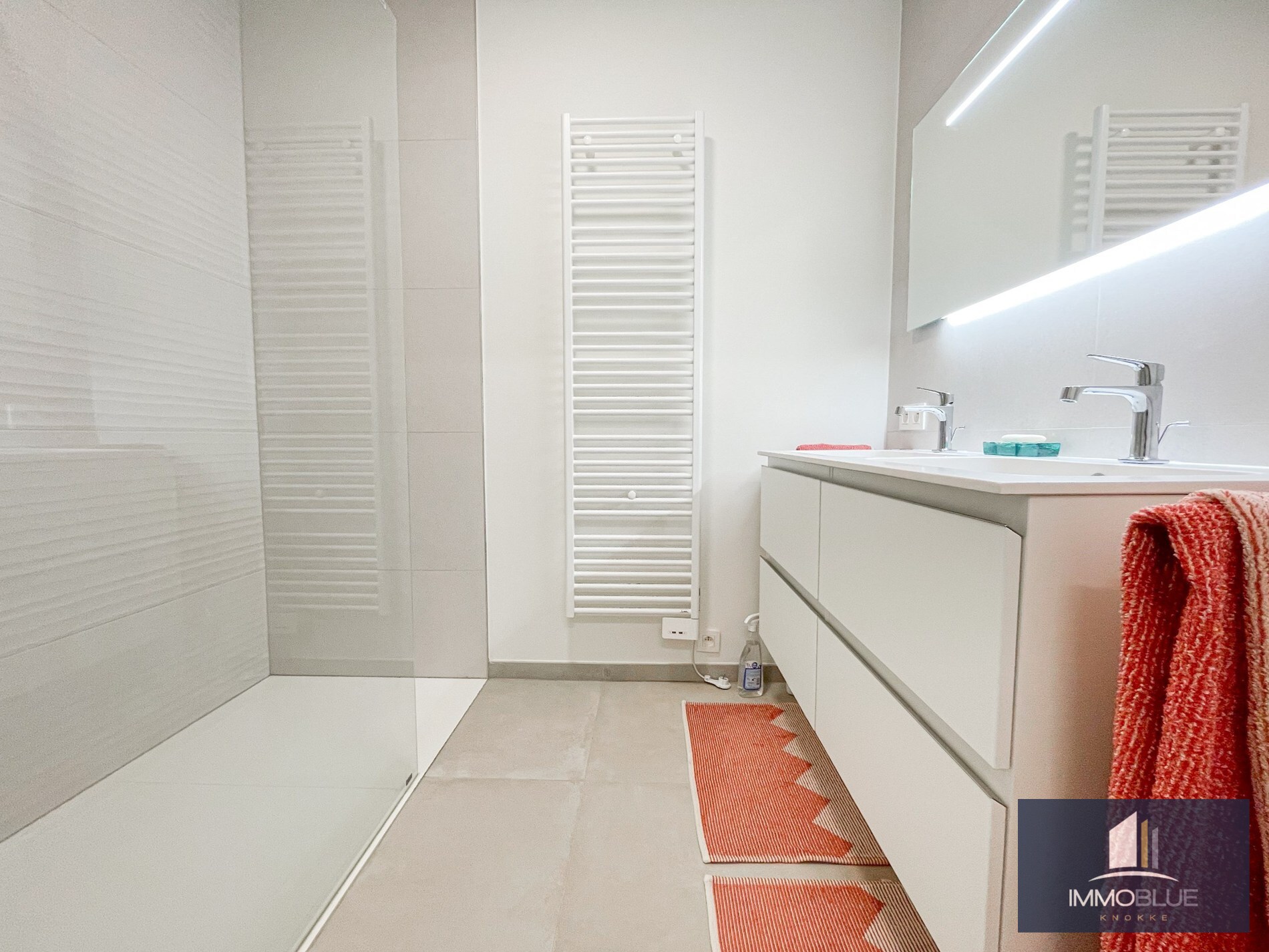 Subliem smaakvol ingericht hoek appartement gelegen in een recente residentie nabij de Dumortierlaan. 