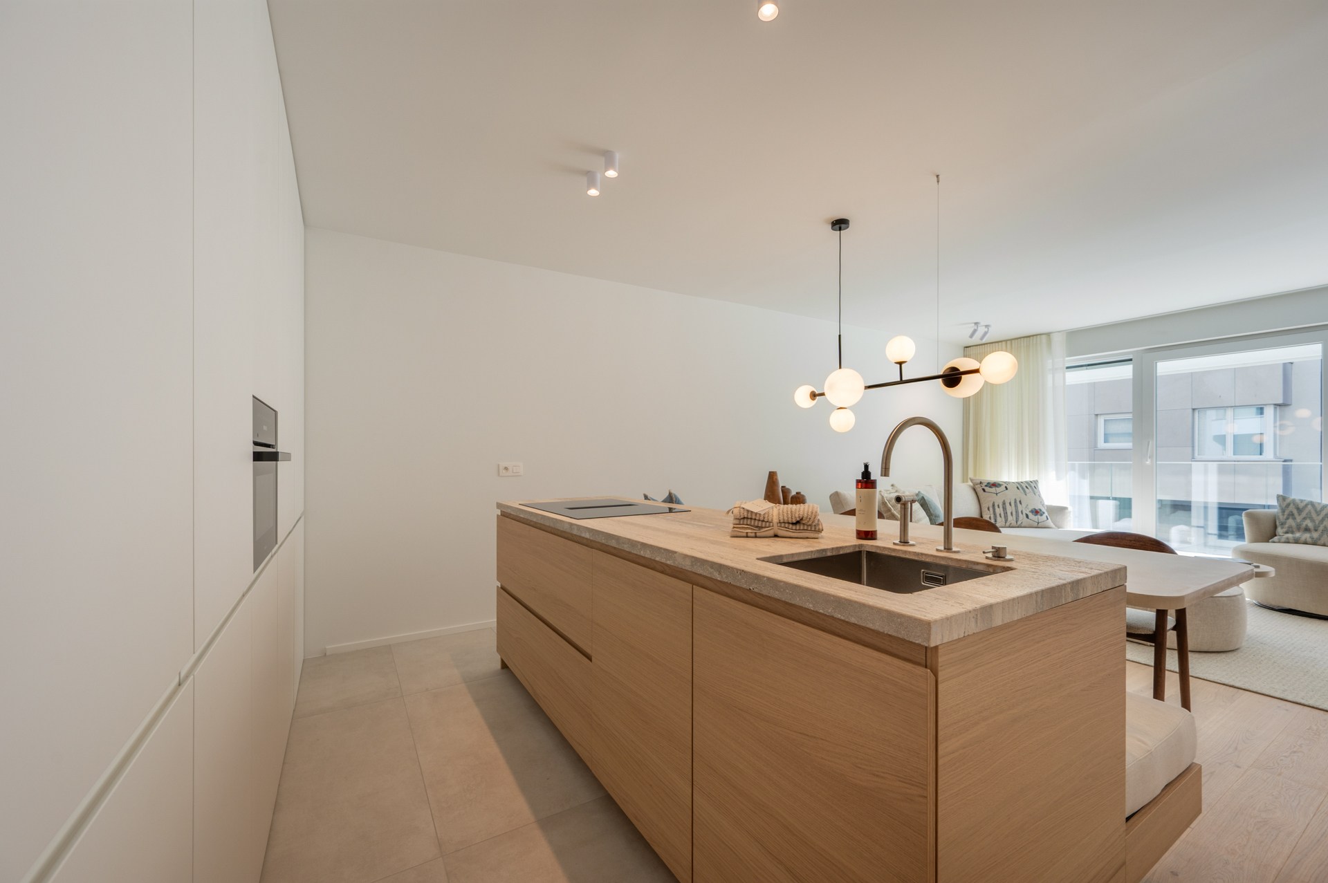Appartement rénové de haut standing situé du côté ouest avec vue latérale sur la mer. 