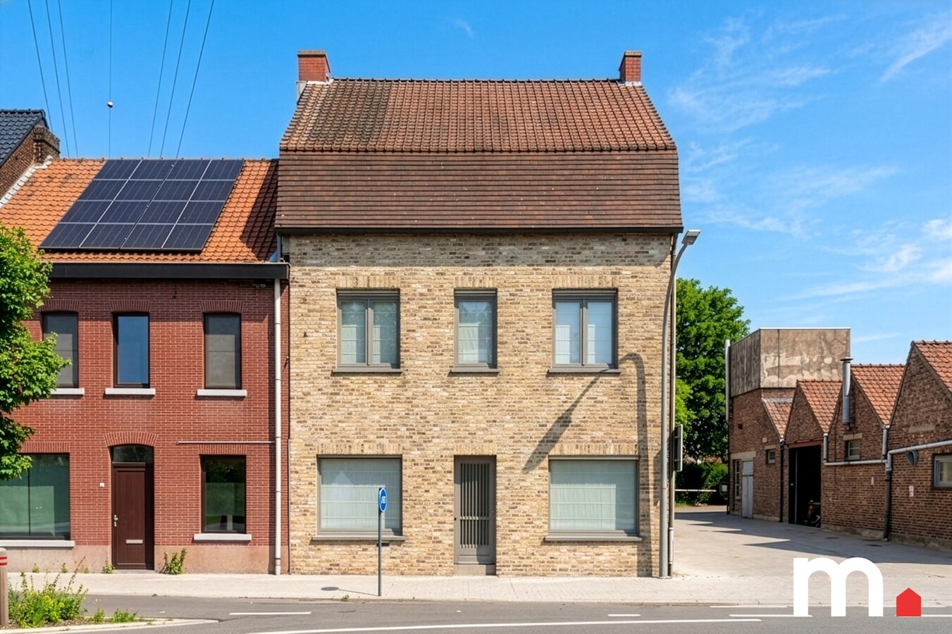 Centraal gelegen woning met privé parkeerplaats te koop in Heule ! 