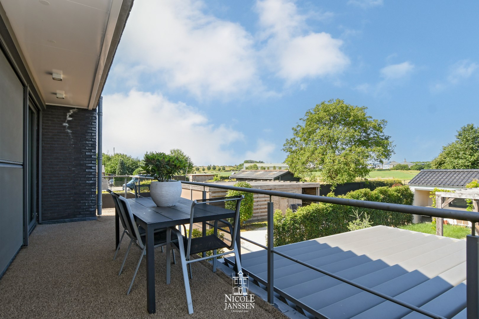 U kan het terras bereiken via het schuifraam in de leefruimtes en keuken 