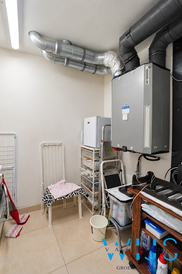 Recent verzorgd gelijkvloers appartement met garage en staanplaats ! 