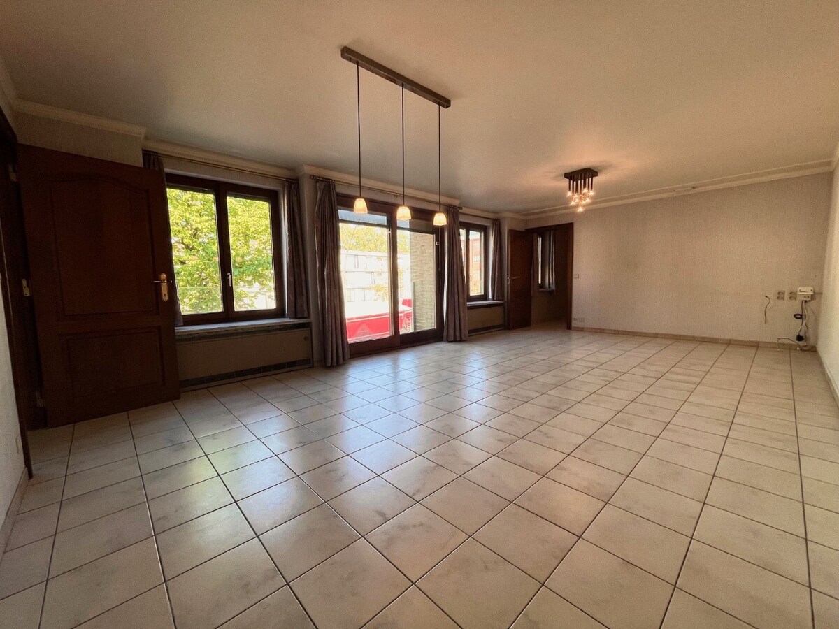 Bijzonder goedgelegen, ruim 3-slaapkamer-appartement met riant zonneterras 