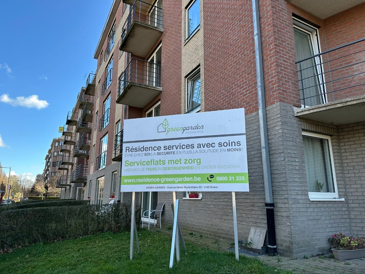 Lichtrijke serviceflat met zonnig terras, privé parking 