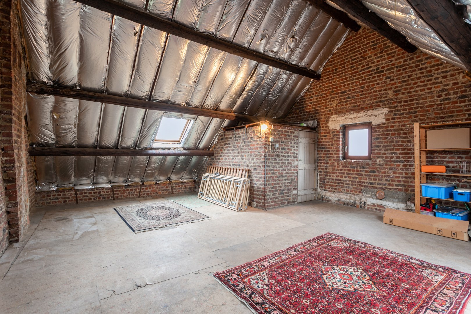Ruime woning met naastgelegen bouwgrond en loods 