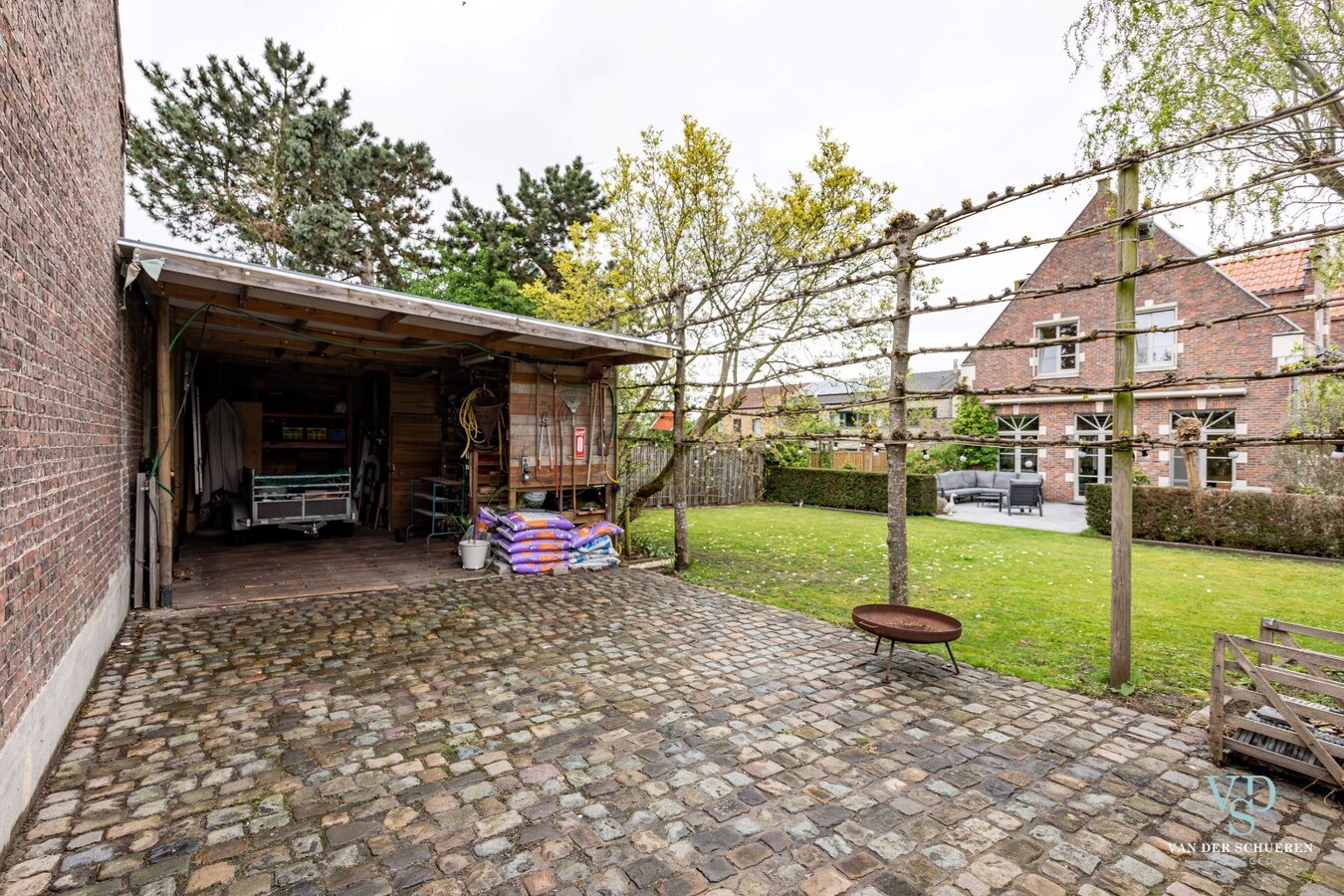 Ruim en stijlvol wonen in hartje Gavere. 