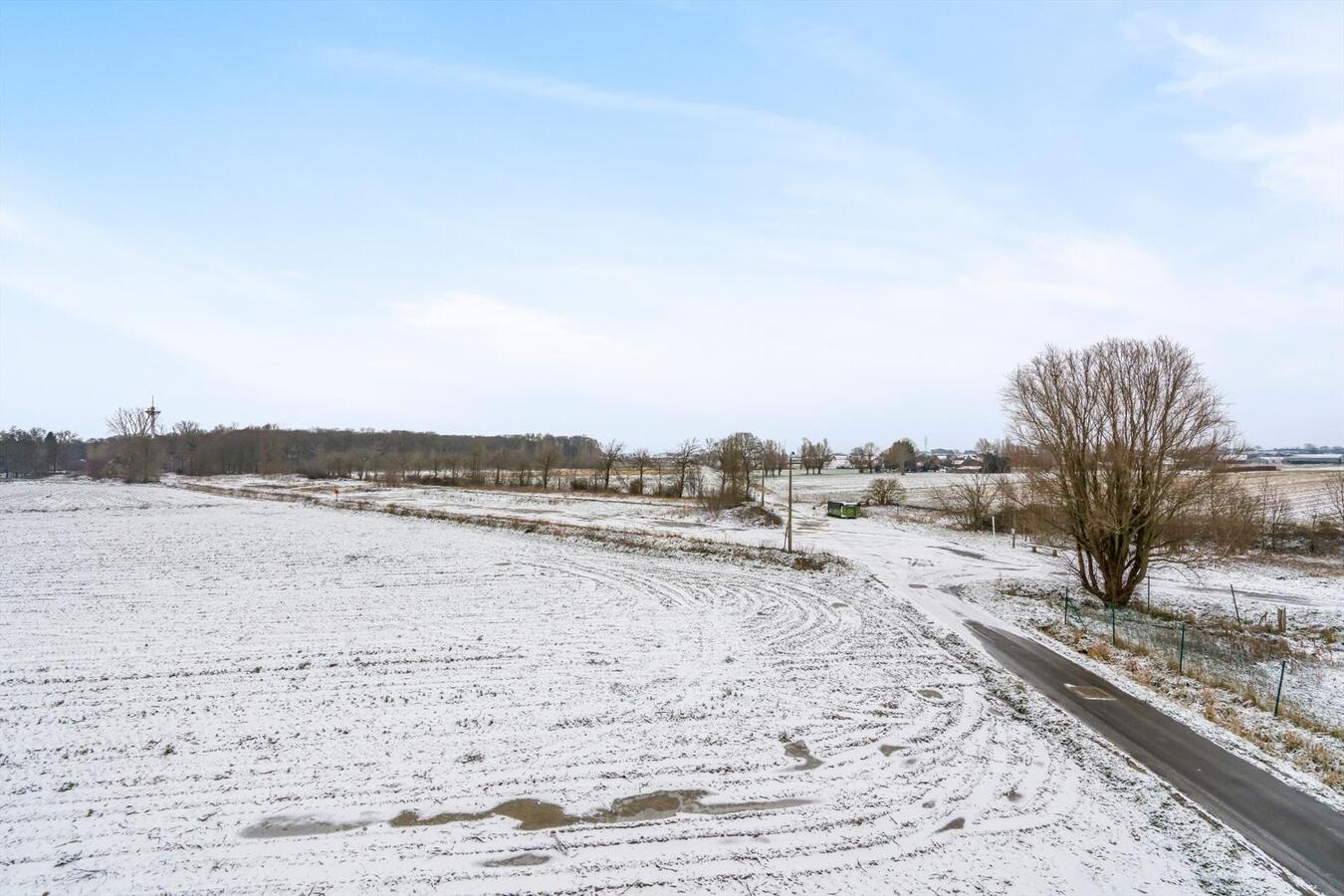 Landelijk gelegen, ruime halfopen woning met garage. 