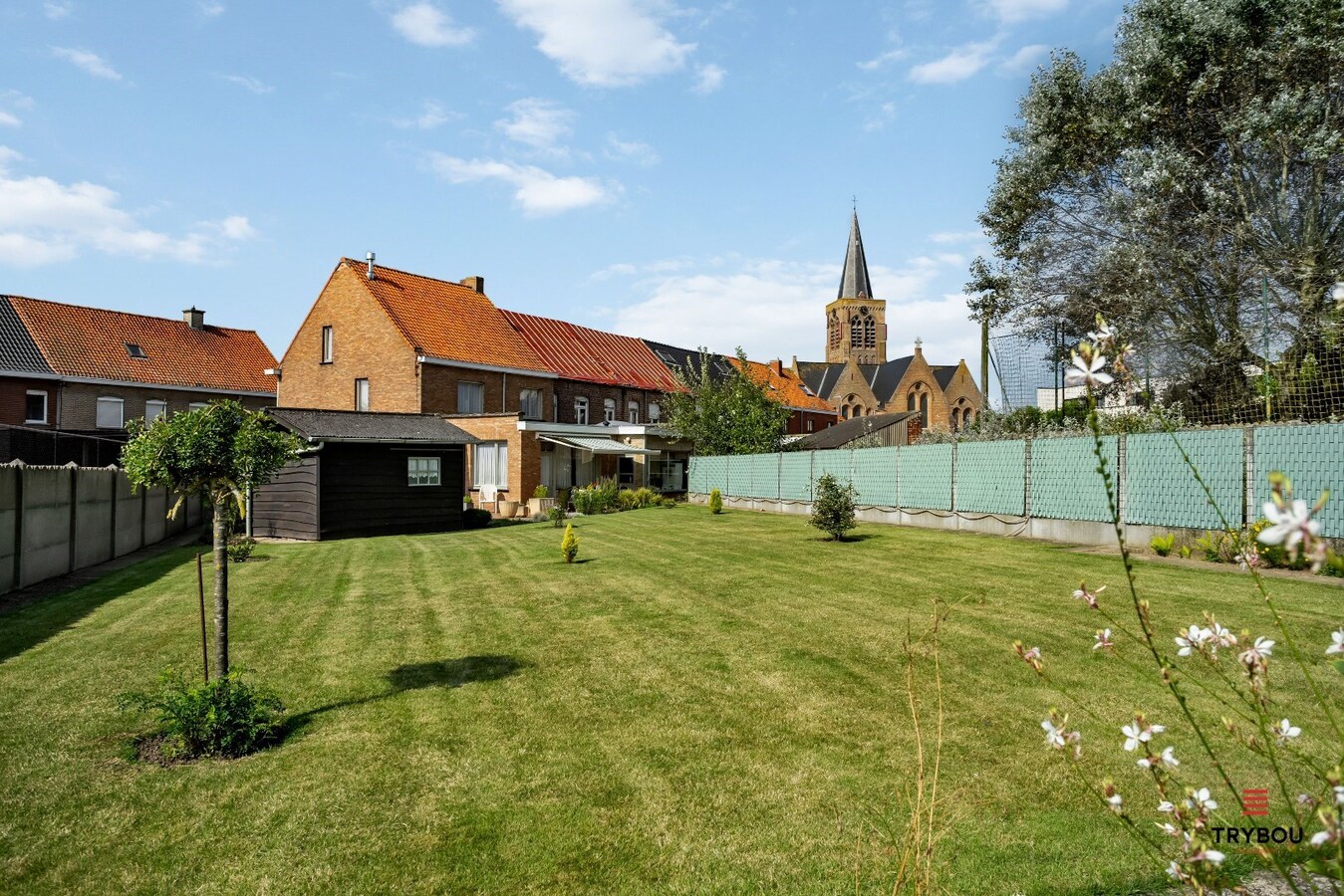 Centraal gelegen, halfopen woning met grote goed onderhouden tuin 