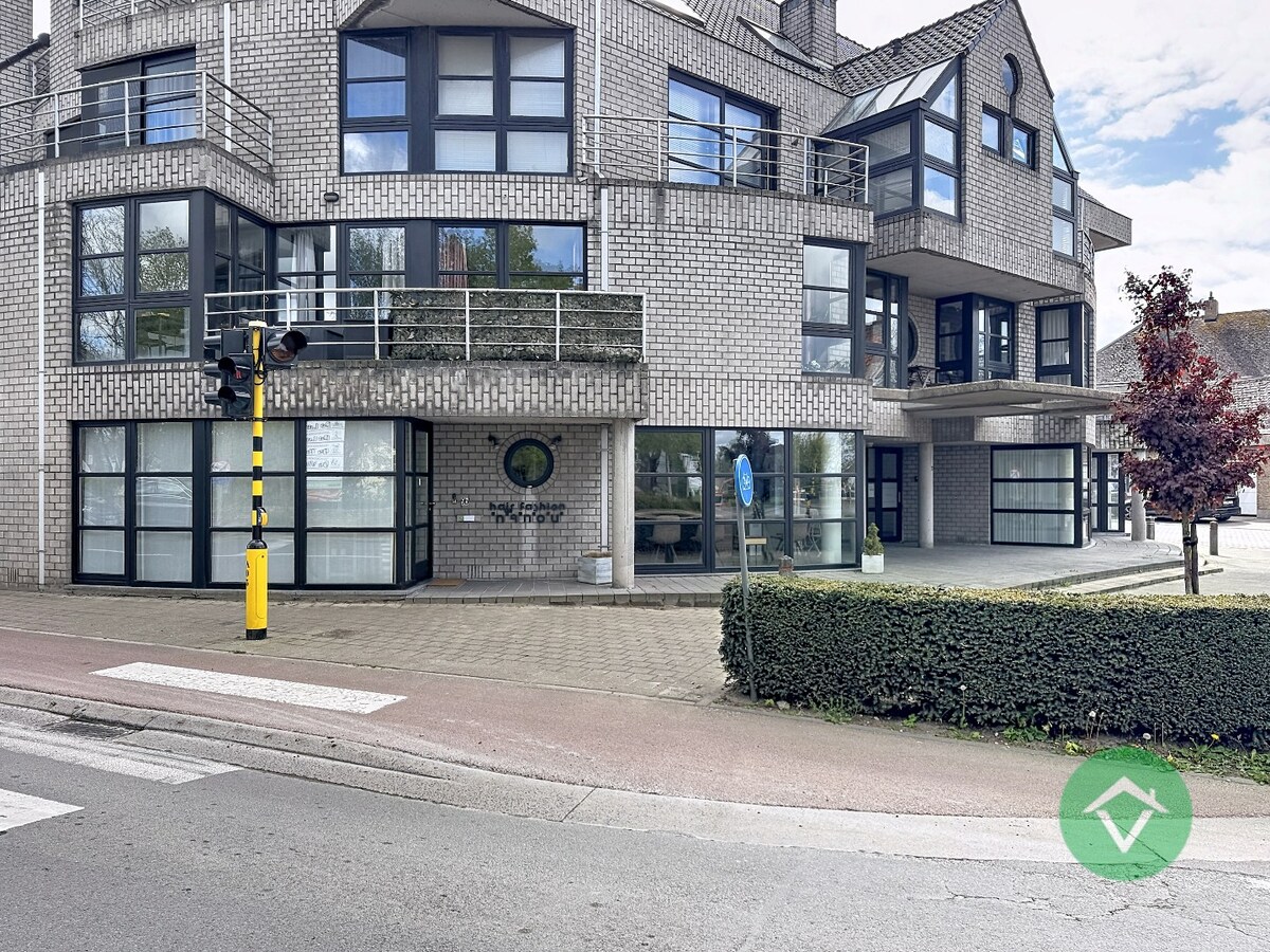 Volledig gerenoveerd handelspand met woonst en garage te Koekelare 