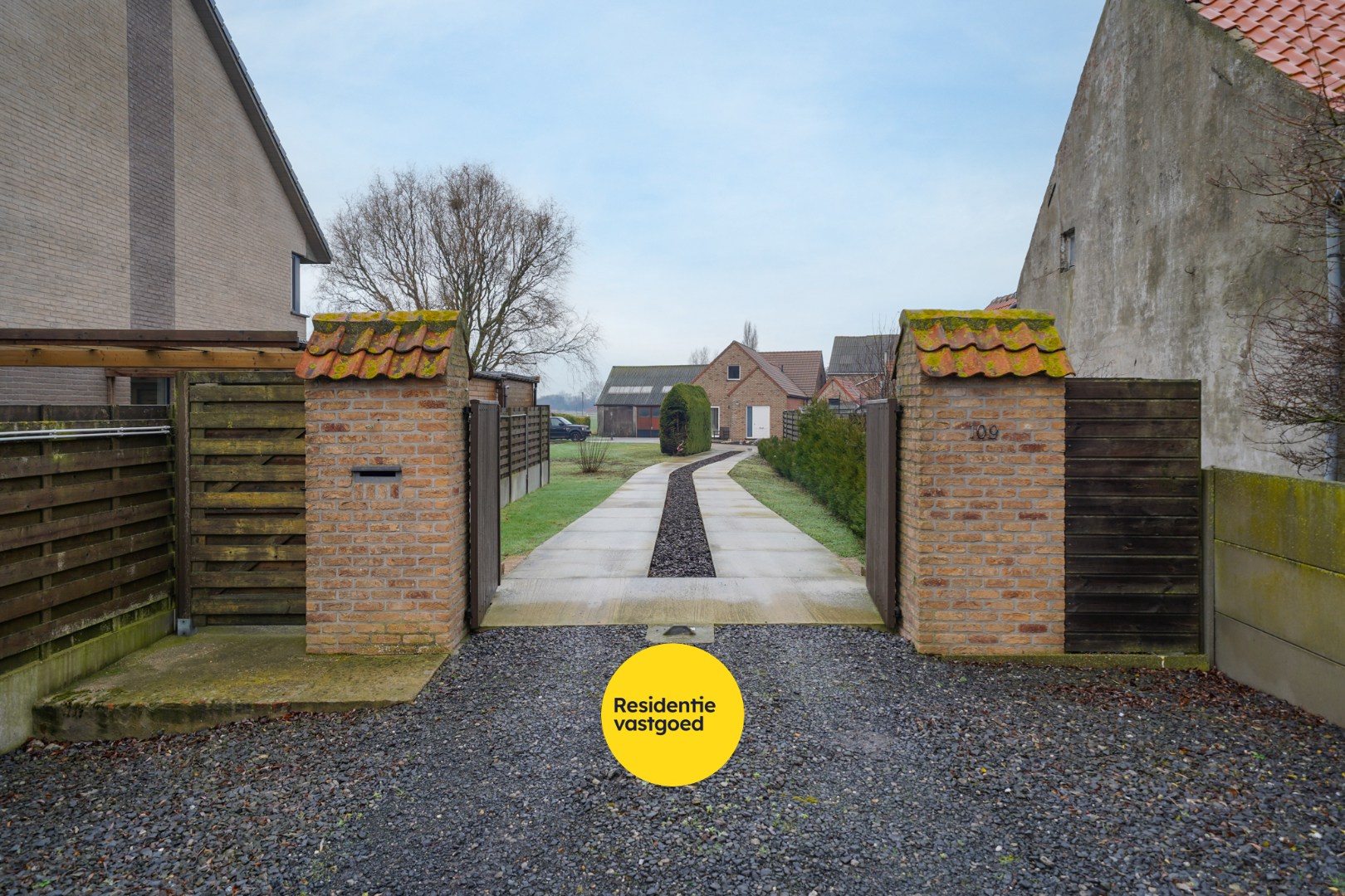 Alleenstaande woning op ruim perceel met vernieuwd woongedeelte en loods (80 m²) 