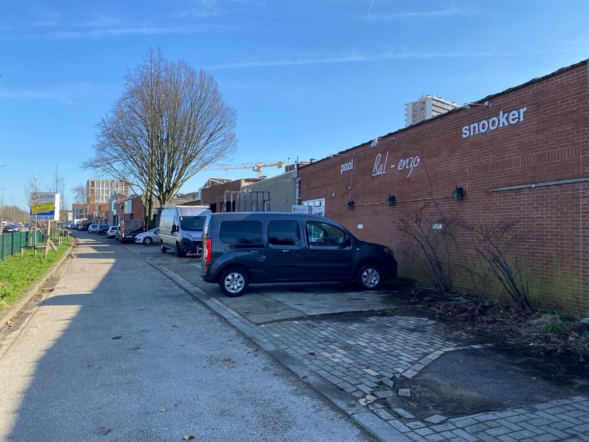 Handelspand 546 m² met veel mogelijkheden en 8 parkeerplaatsen 