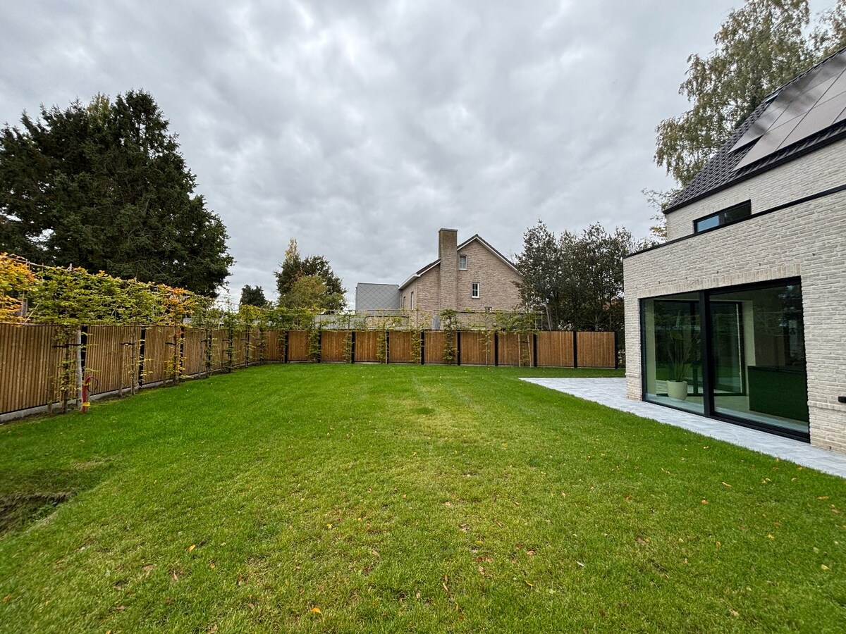 Energievriendelijke (A+) E-peil -5 nieuwbouwvilla in centrum Schilde met Zuid-tuin. 