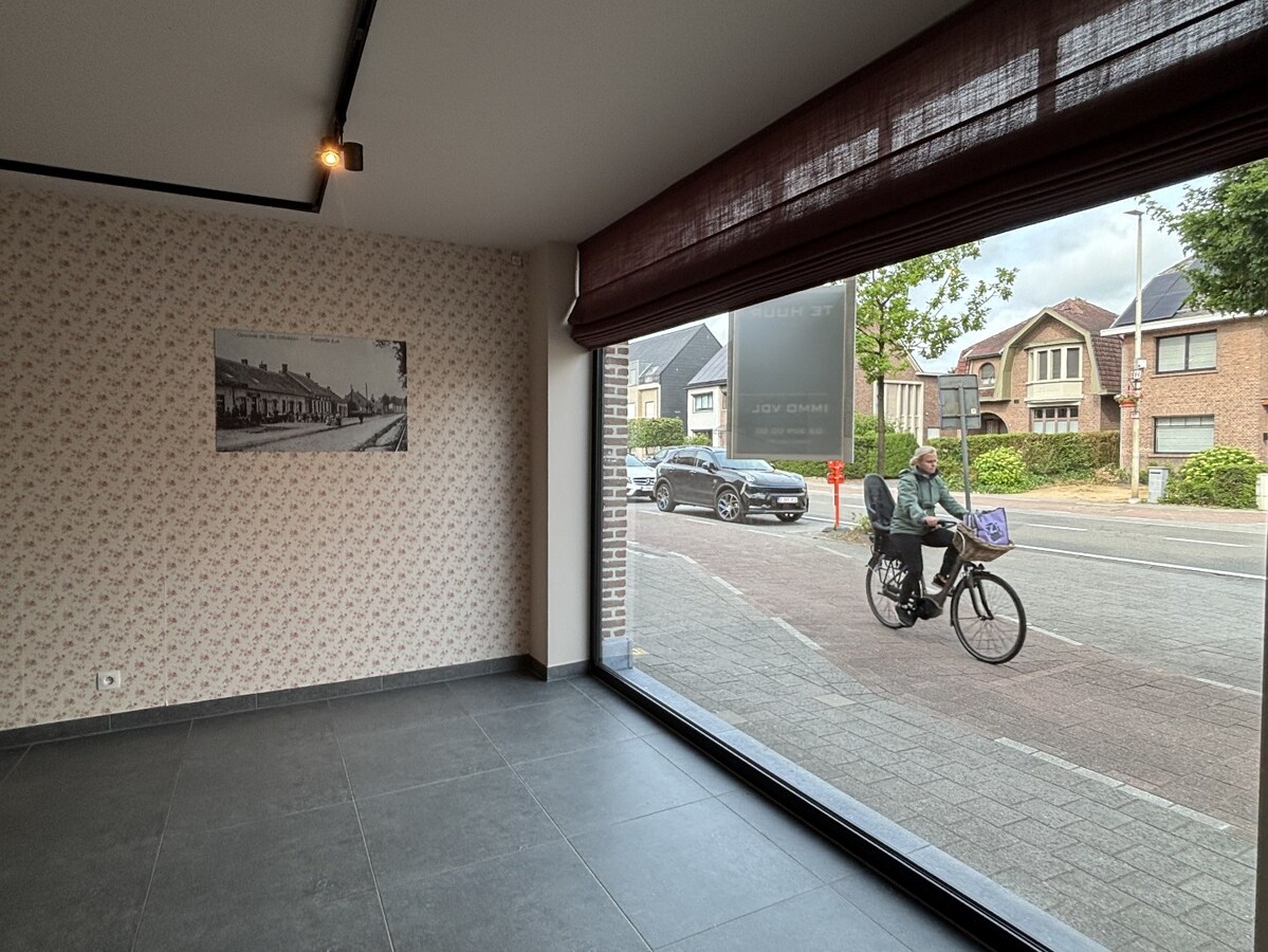 Instapklaar handelsgelijksvloers 90 m² met ruim terras  in het centrum Sint-Antonius naast Bpost. 