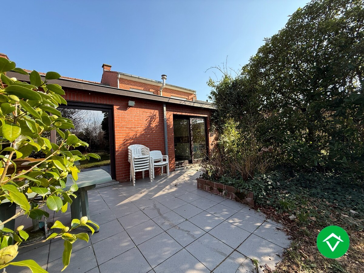 Stevige rijwoning met 4 slaapkamers, tuin en garage te Roeselare 