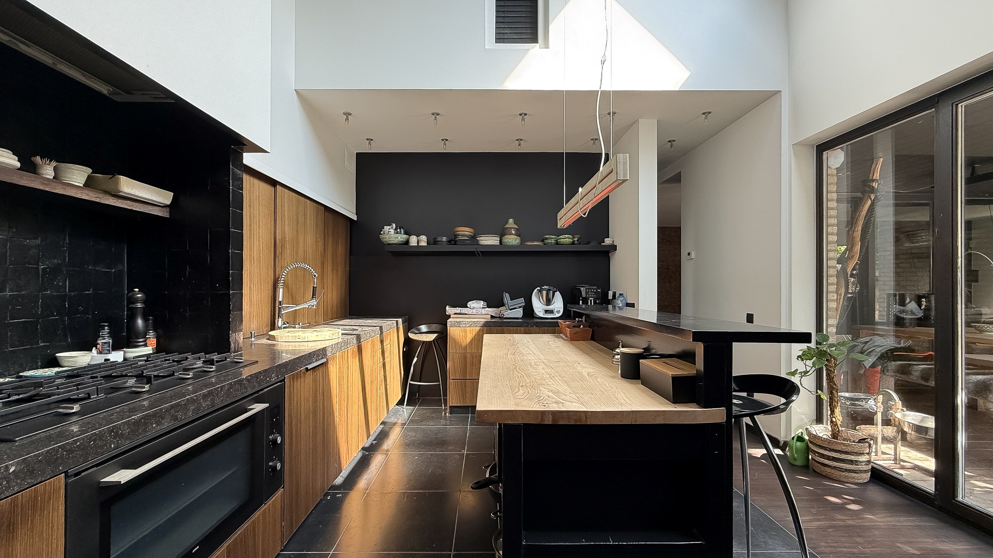 Architecturale villa - perfect voor een vrij beroeper - gelegen in een residentiele wijk 