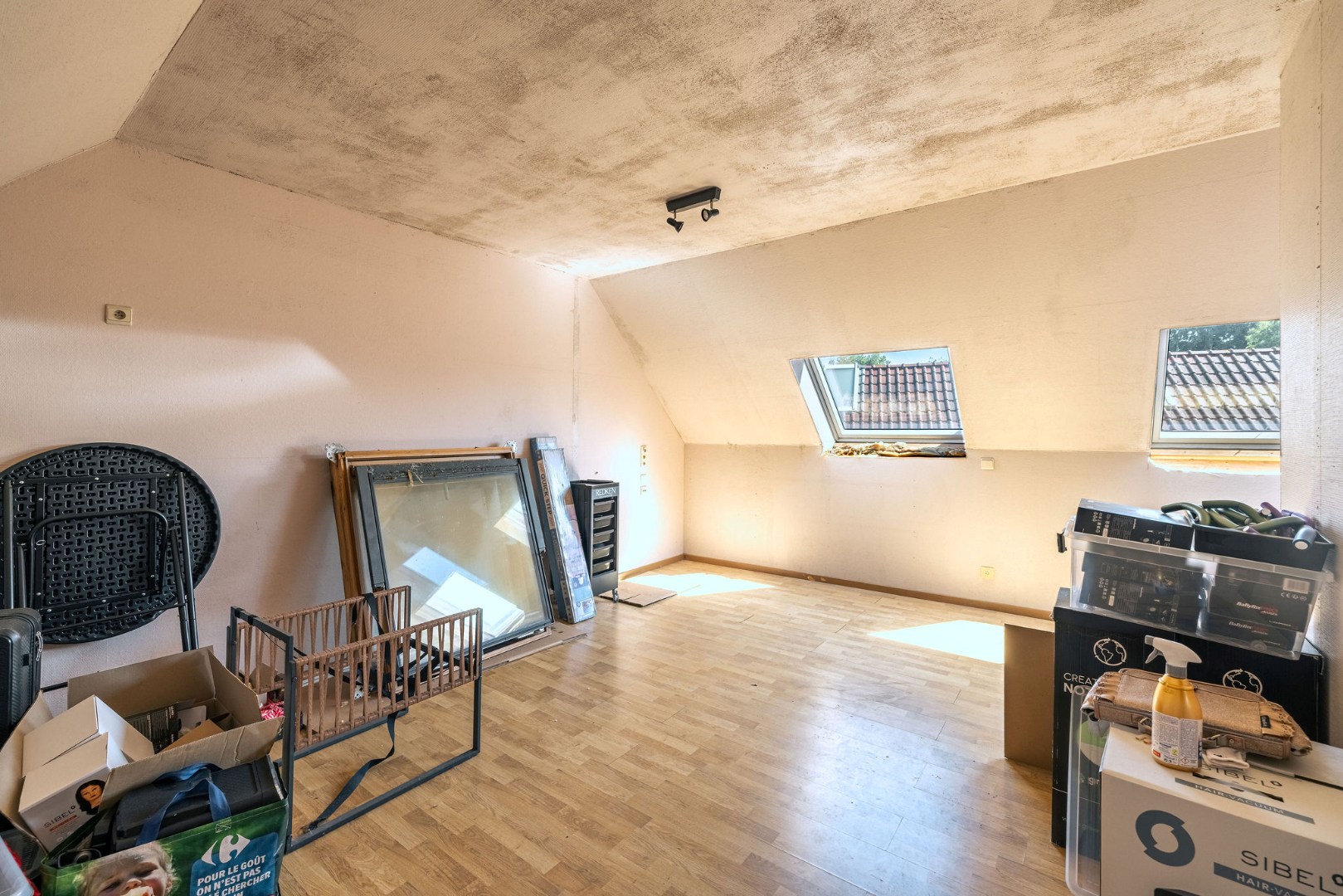 Instapklaar duplexappartement met ruim terras op centrale ligging te Wetteren 