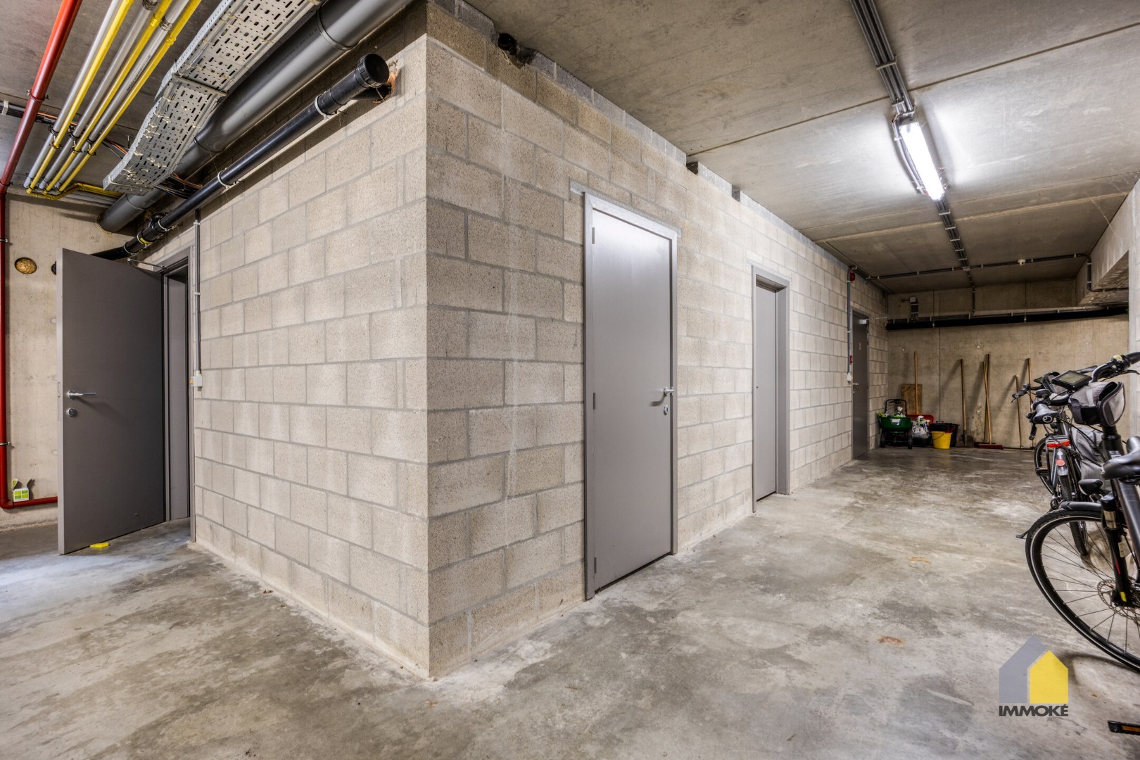 Gelijkvloers appartement met 2 slpks, stadstuin en autostaanplaats. 