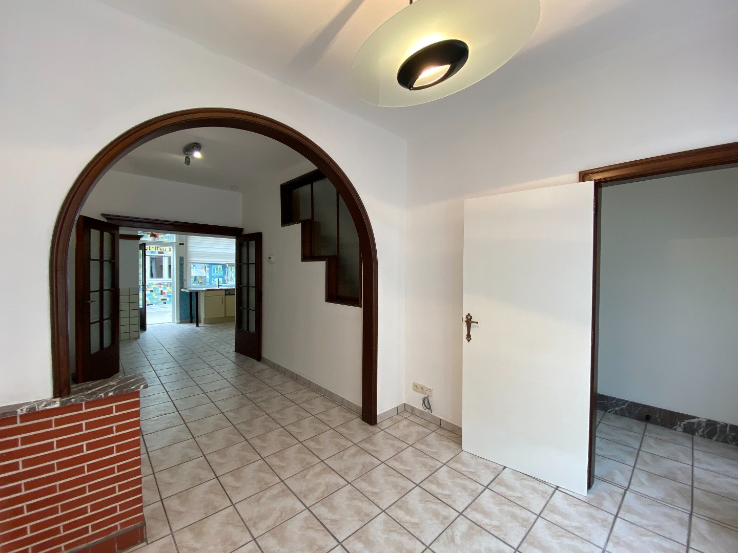 Authentieke burgerwoning met ruime garage en uitweg achteraan! 