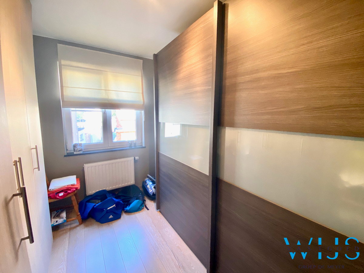 Prachtig 2 slaapkamer appartement MET ruim terras &amp; garage te ERTVELDE ! 