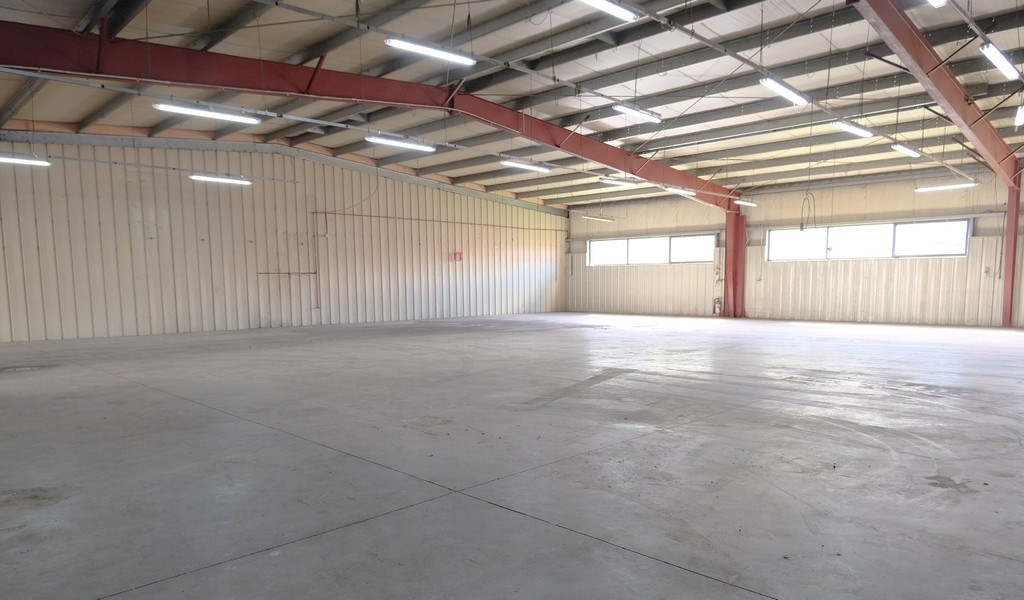 Bedrijfspand te huur in bedrijvenzone vlakbij E17 in Eke