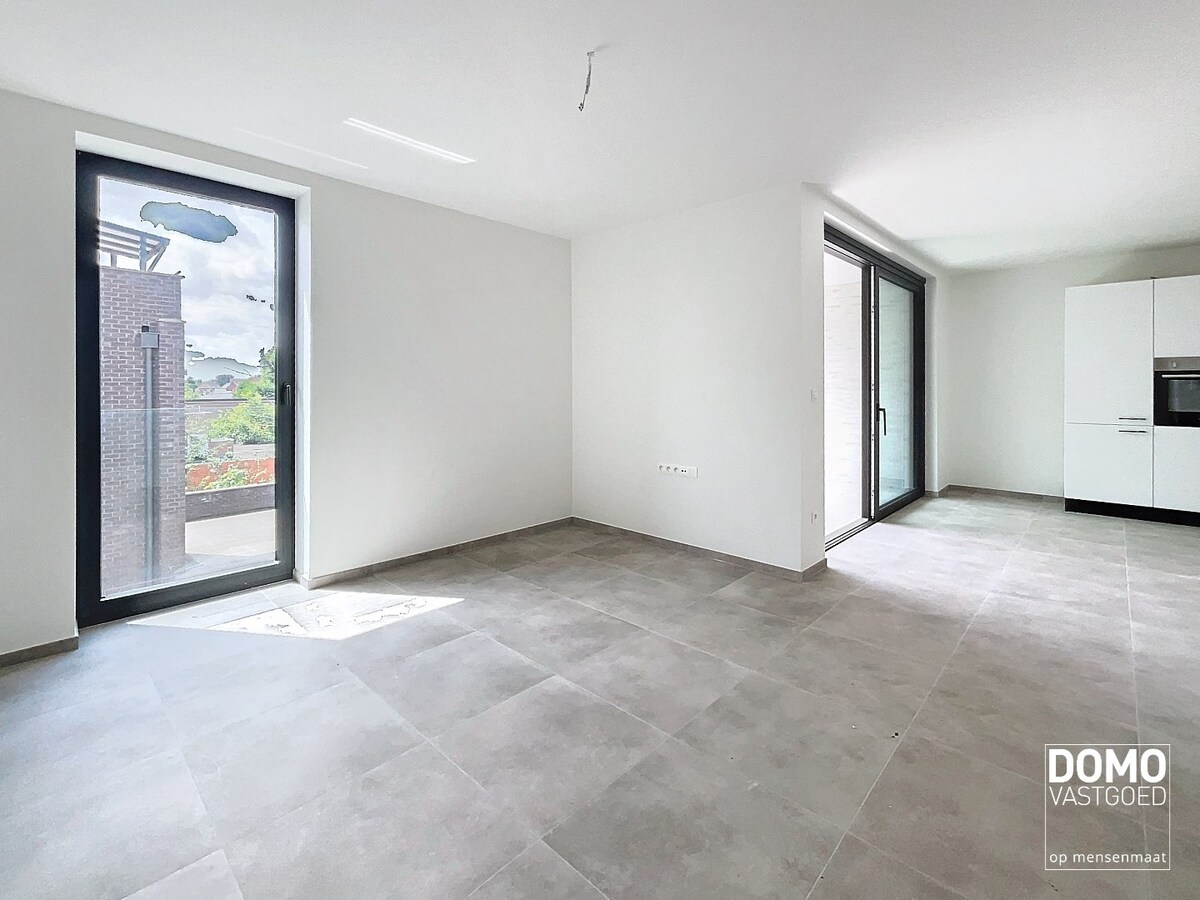 NIEUWBOUWAPPARTEMENT MET 2 SLAAPKAMERS, RUIM TERRAS, ONDERGRONDSE AUTOSTANDPLAATS EN KELDERBERGING AANWEZIG IN MAASMECHELEN 