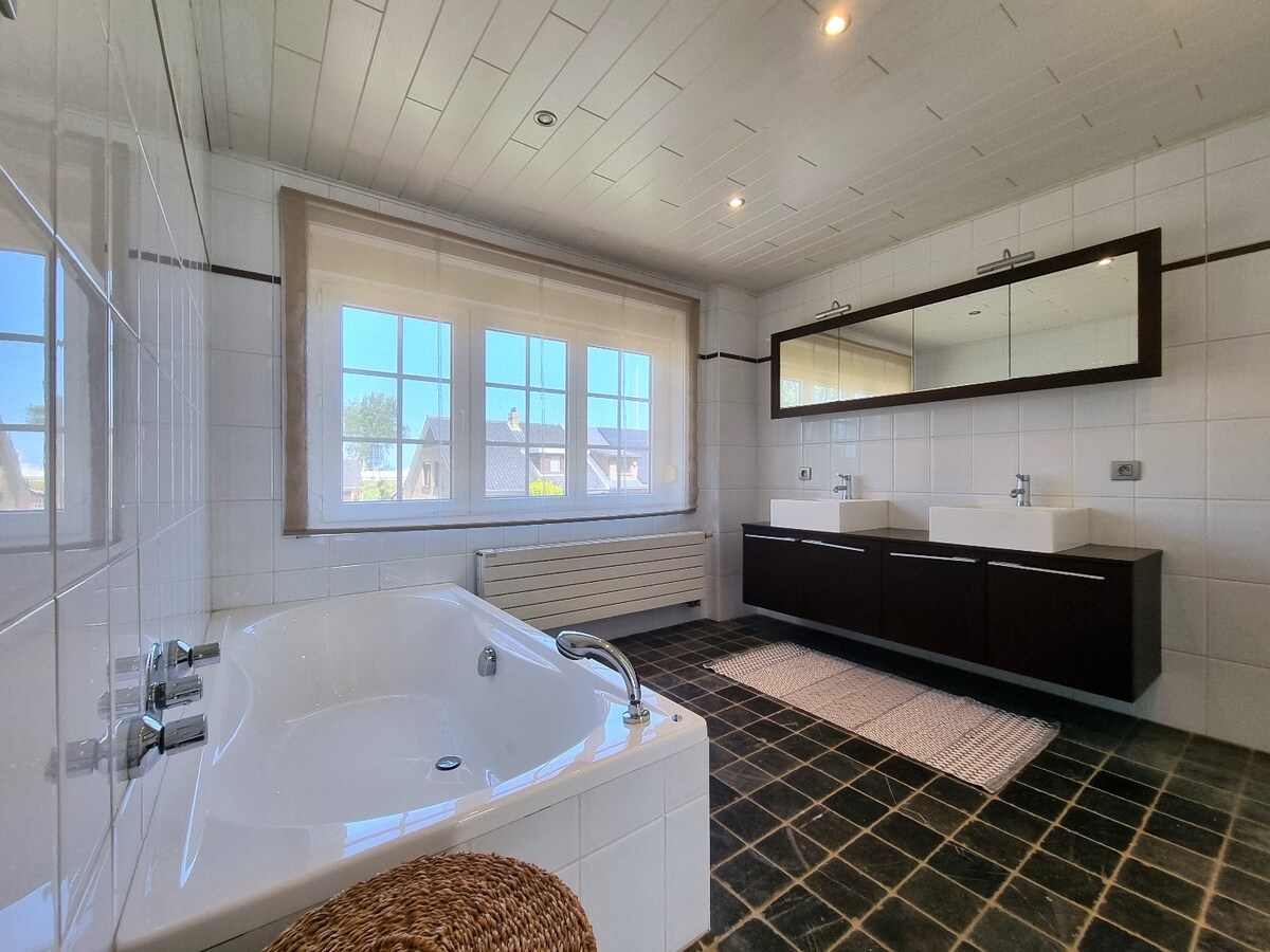 Verrassend mooie gezinswoning met tuin en dubbele garage - Zeebrugge 