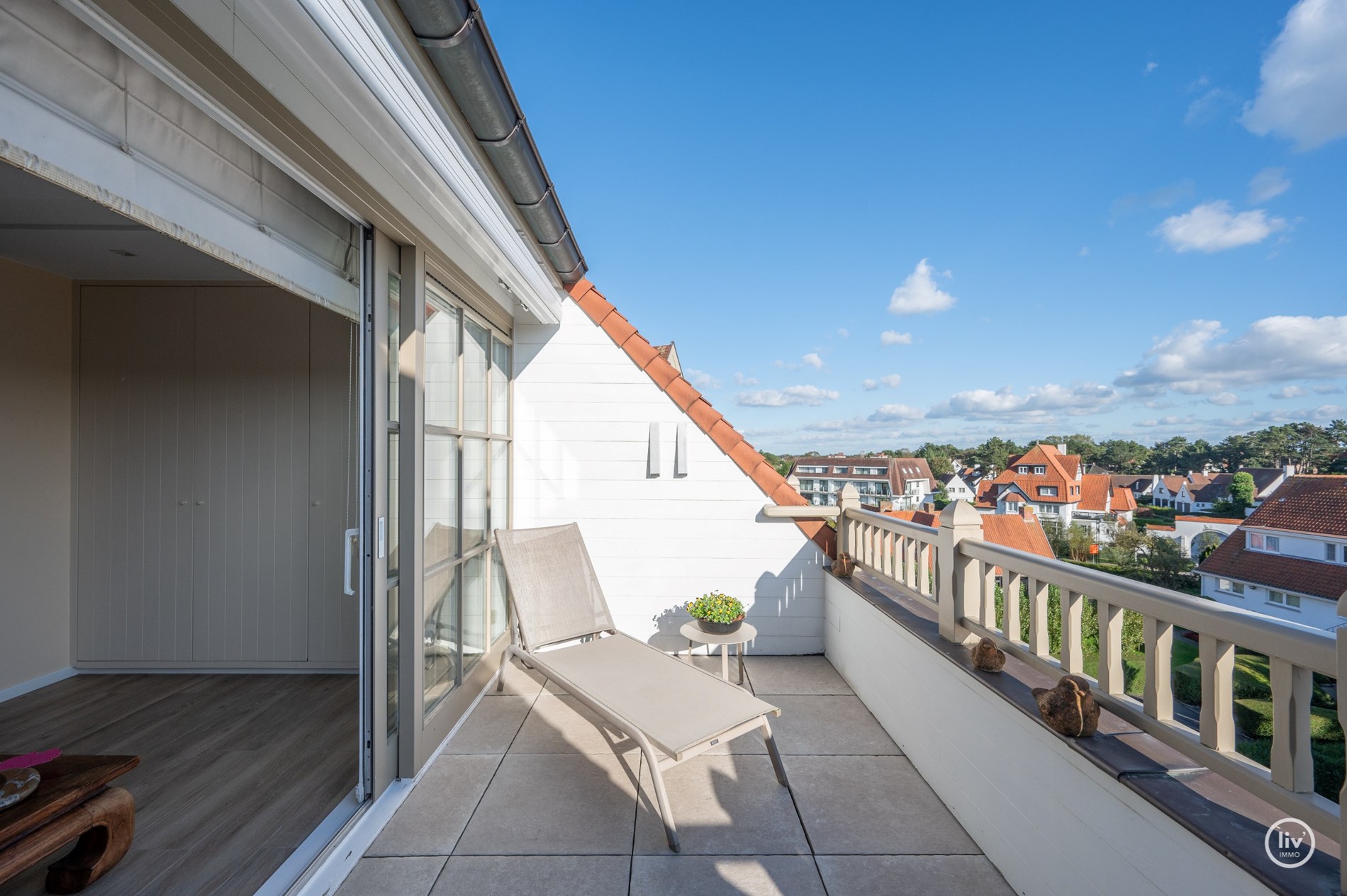 Uitzonderlijk dakappartement met een schitterend zonneterras en een prachtig open zicht over de villa's van het Zoute, gelegen tussen het centrum van Knokke. 