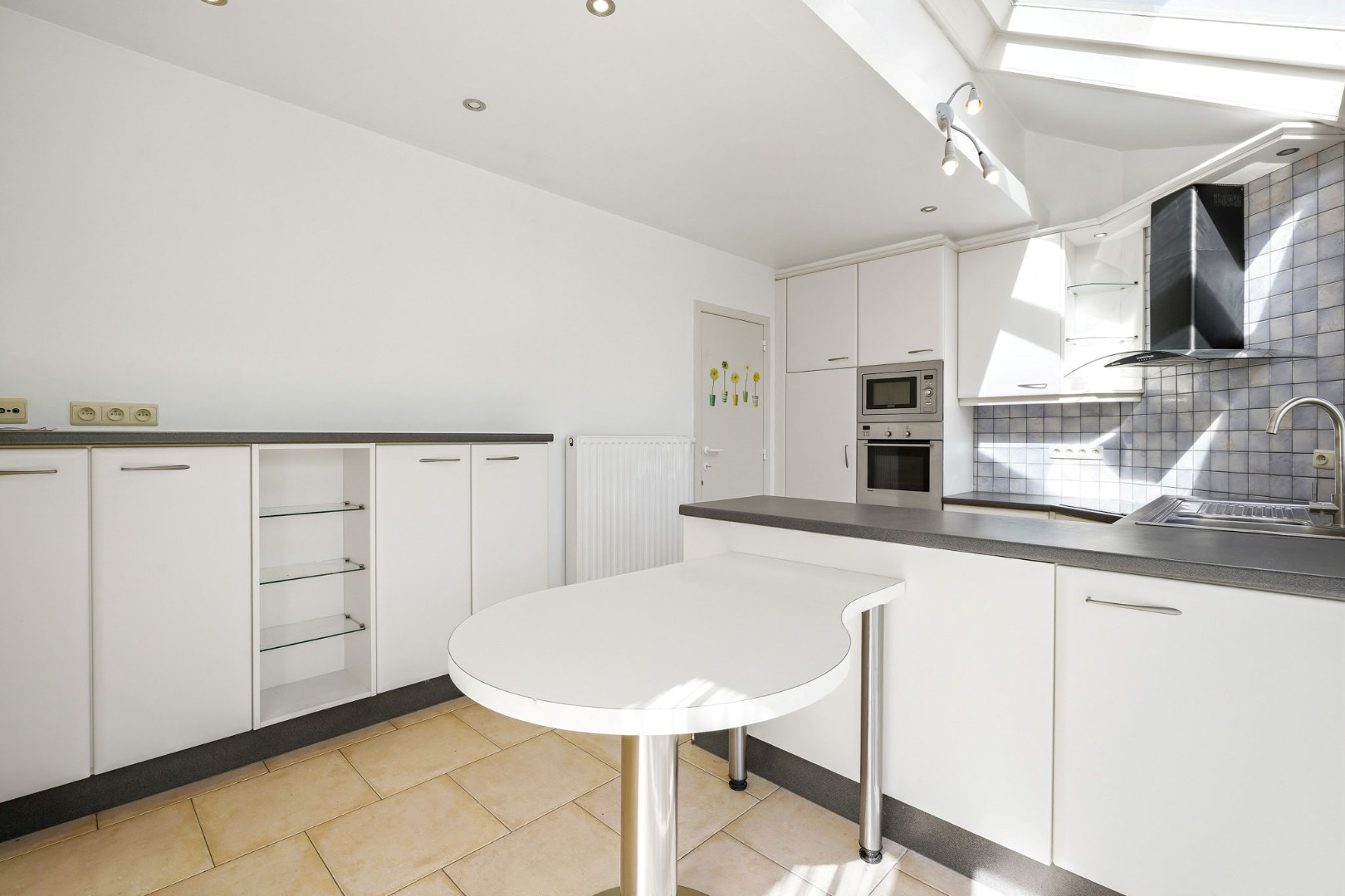 Ruime villa met 5 slaapkamers op 1082 m² te Oostduinkerke, gelegen vlakbij het natuurreservaat Hannecartbos. 