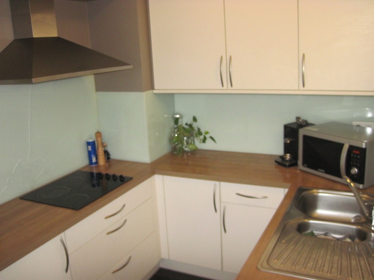 Eigentijds appartement op de 1° verdieping (met terras). Uitstekend gelegen. 