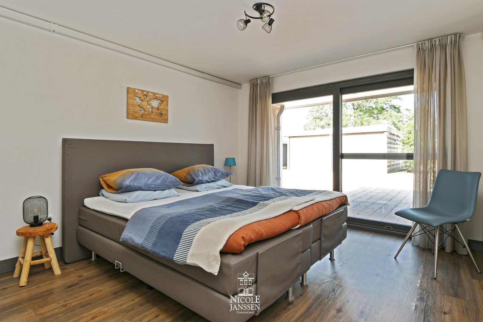 Twee ruime slaapkamers, waarvan één met directe toegang naar de tuin 