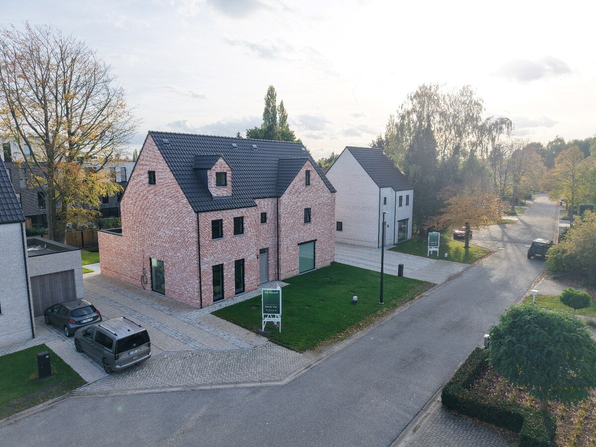 Moderne landelijke villa met A+ energieprestatie in rustige wijk 