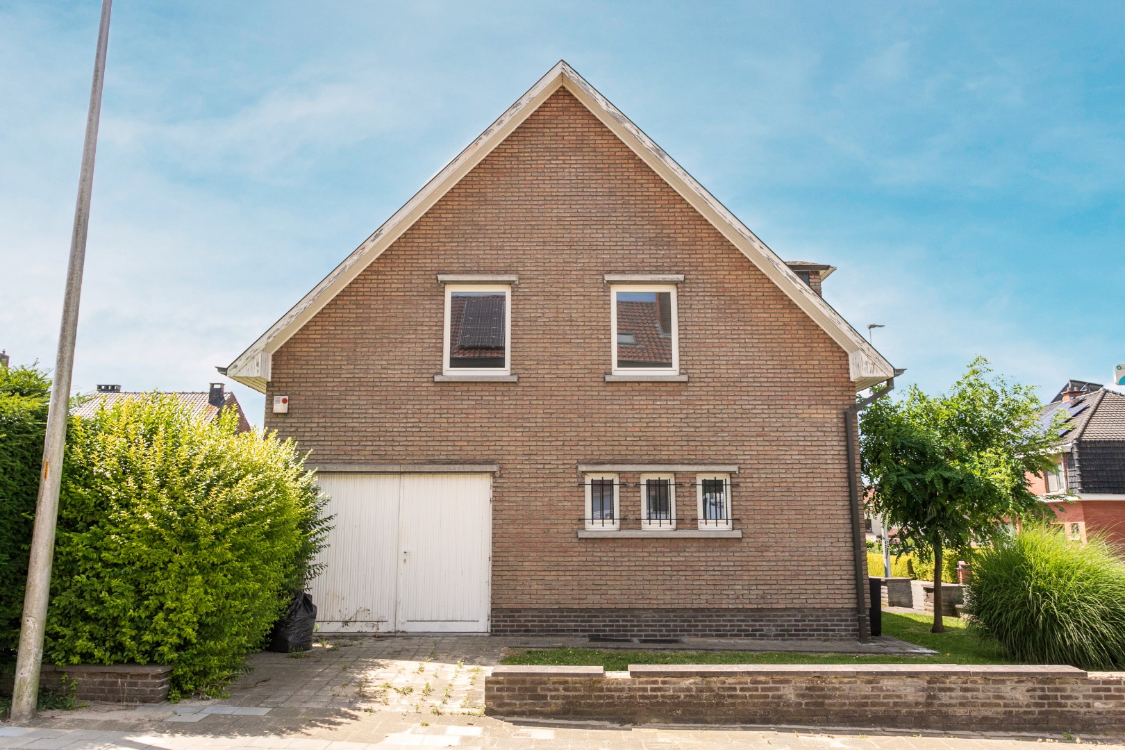 Ruime 4-gevelwoning met 4 slaapkamers, bureau, garage en tuin op 626 m² met bouwpotentieel in Halle 