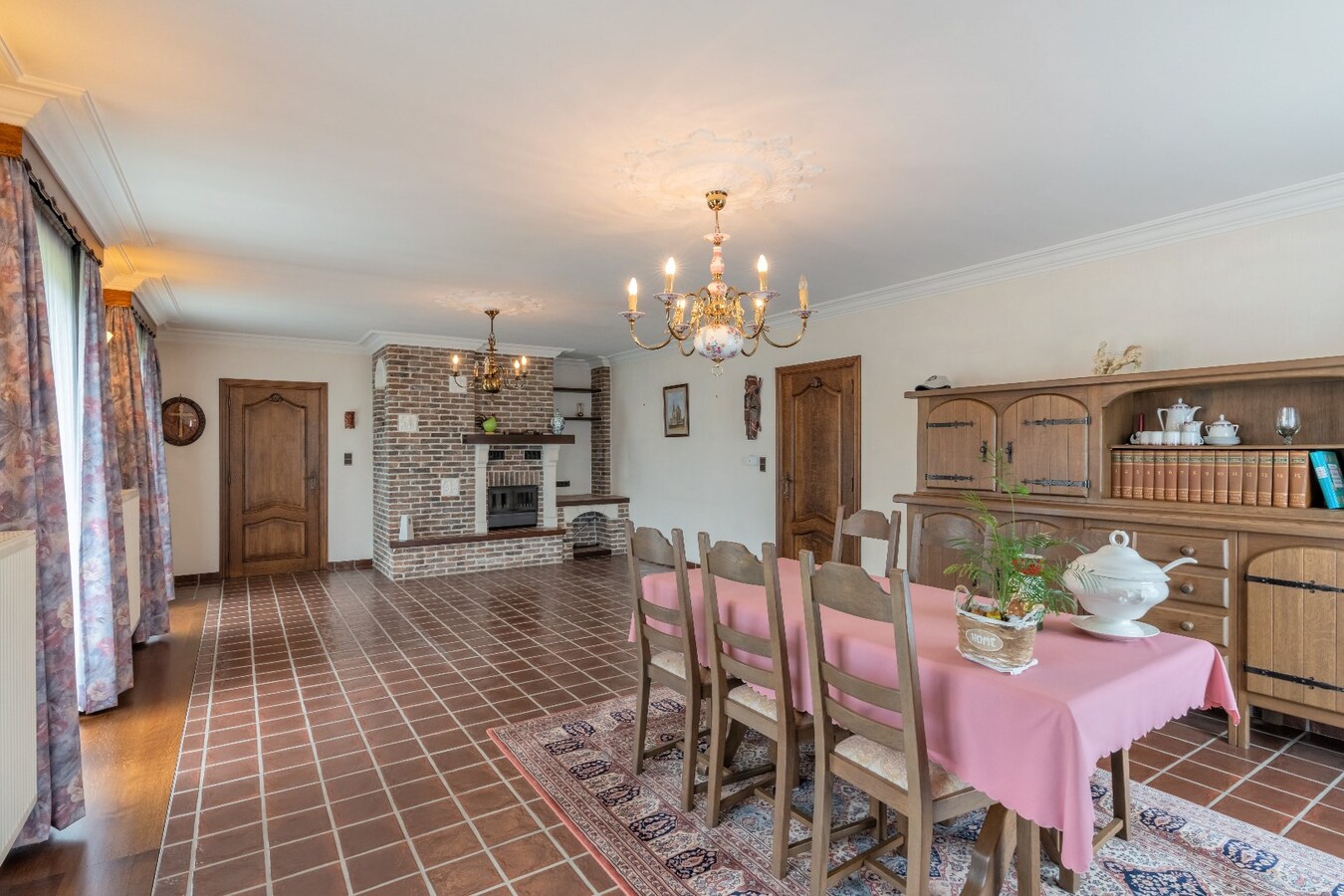 Ruime woning met garage, tuin en 3 slaapkamers op een zeer rustige locatie. 