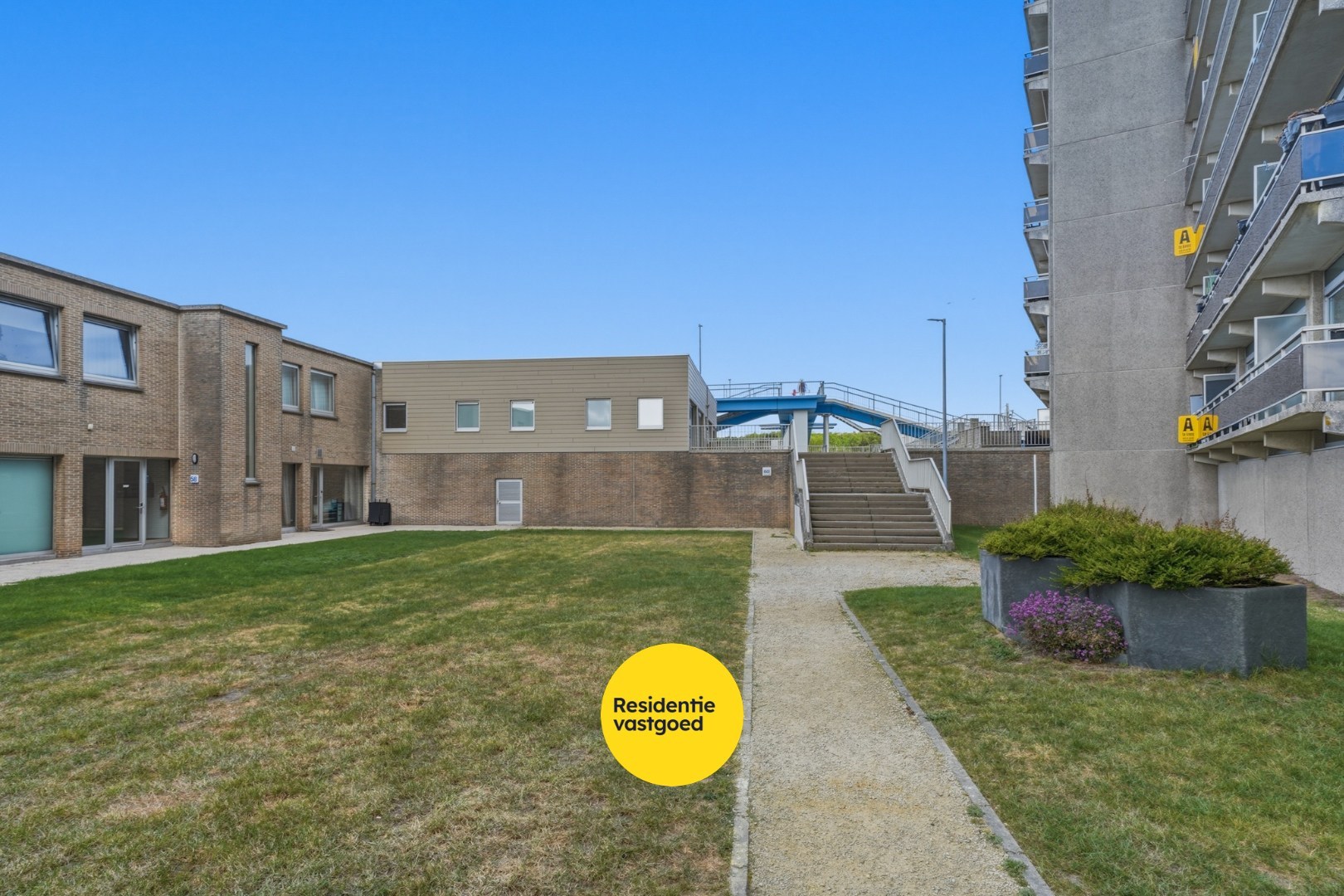 Instapklaar appartement met groot terras in Bredene - vlak bij de zee 