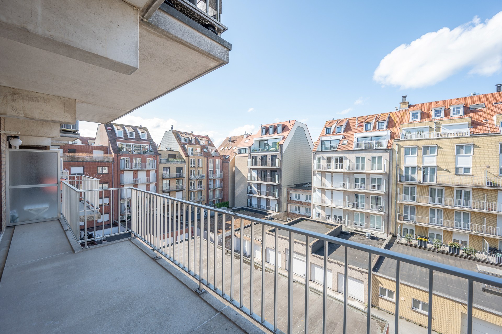 Aangenaam 3 slaapkamerappartement met zijdelings zeezicht op een aangename ligging vlakbij het Lichttorenplein te Knokke. 