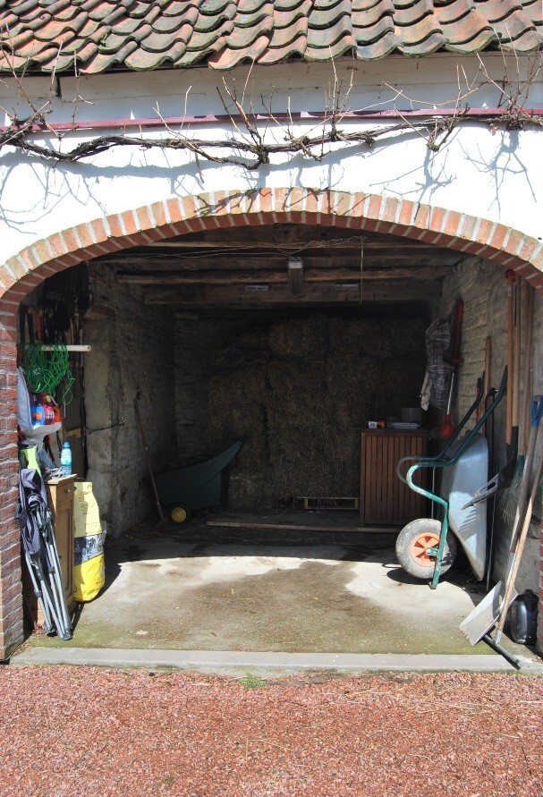 Gerenoveerde woning met stalgebouw op 2.340m² 