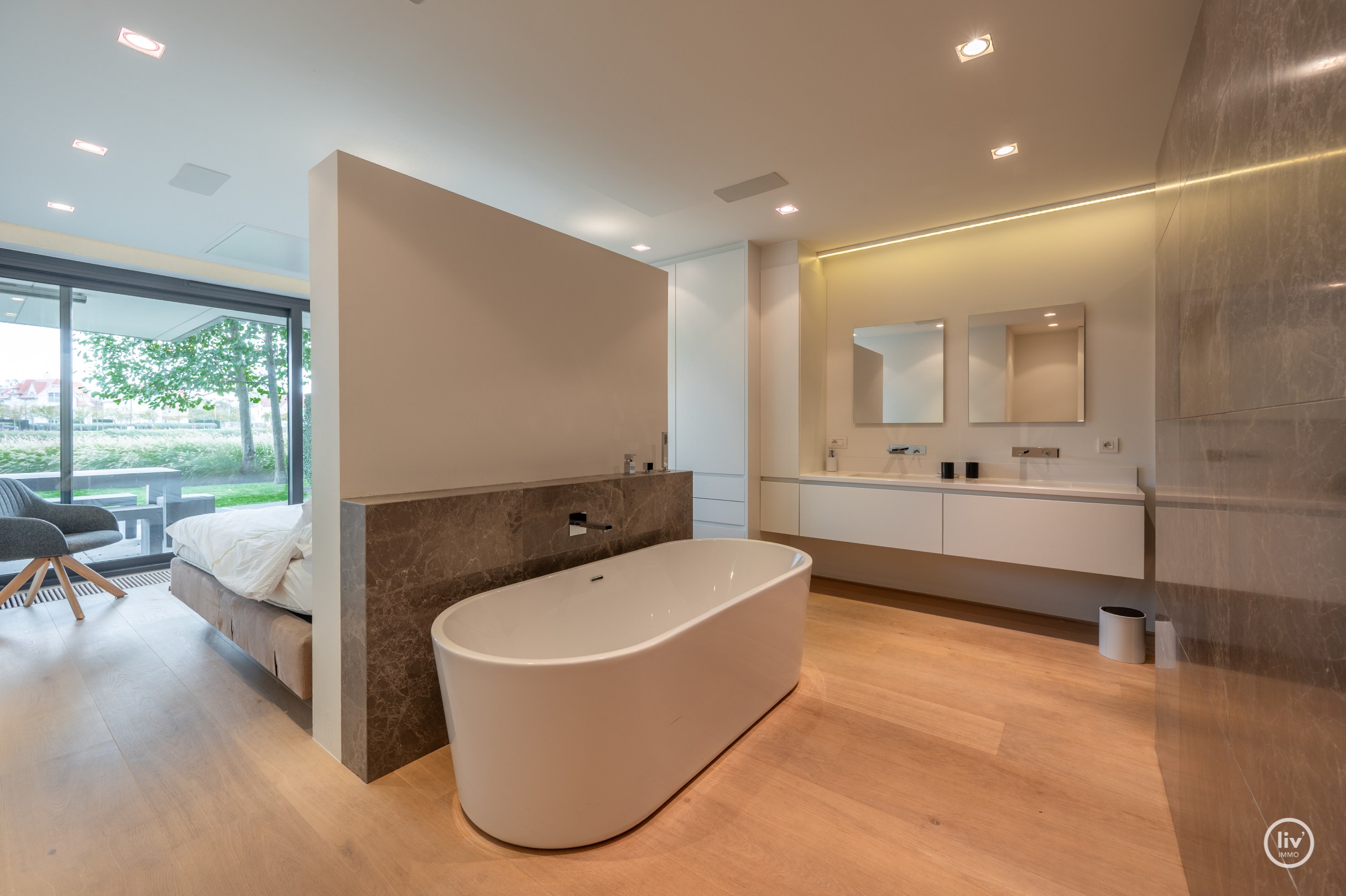 Breed en luxueus afgewerkt tuinappartement met wijde zichten op het meer. 