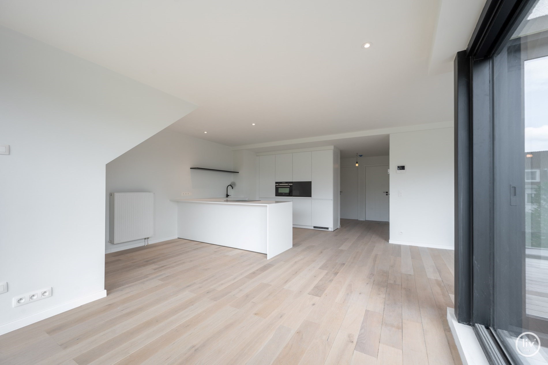 Nieuwbouw duplex in volledig gerenoveerd gebouw van 2021, centraal gelegen nabij Duinenwater, waardoor alle winkels en openbaar vervoer bereikbaar zijn op wandelafstand. 