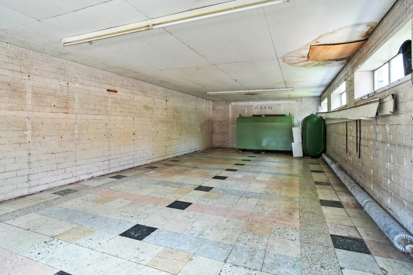 Ruime handelspand met woonst op commerciële ligging 