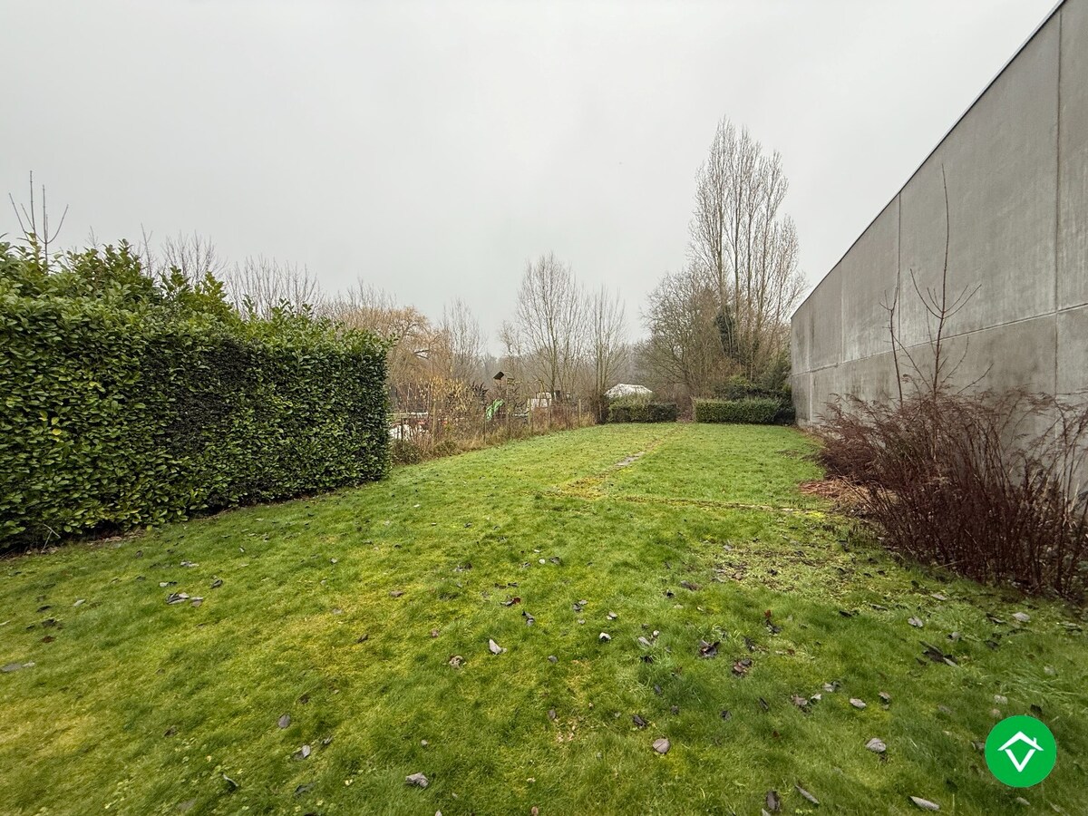 Ruime woning met 5 slaapkamers, garage en diepe tuin te Houthulst 