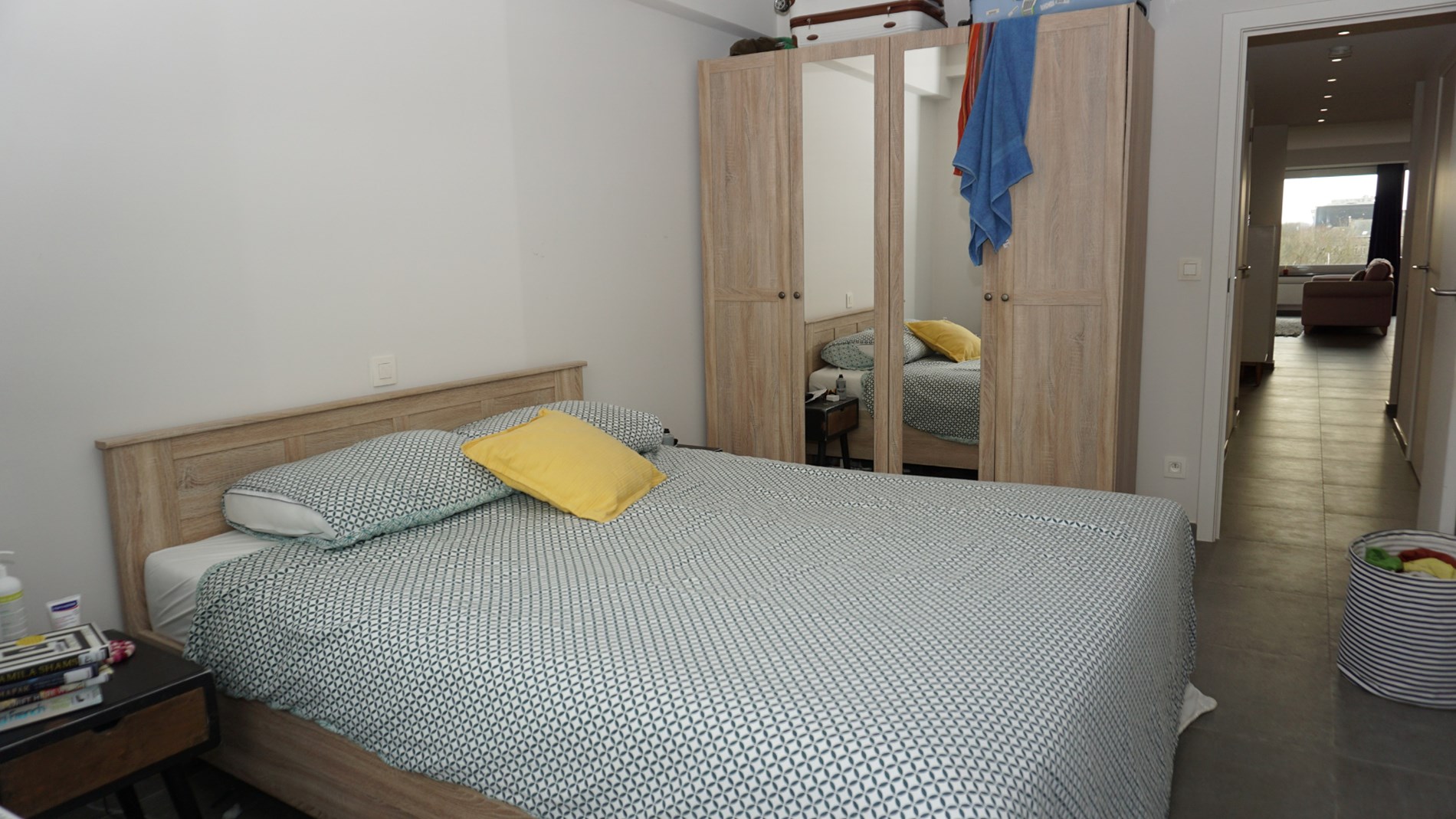 APP. NON-MEUBLE SITUE AVEC BELLE VUE SUR LE PARC 