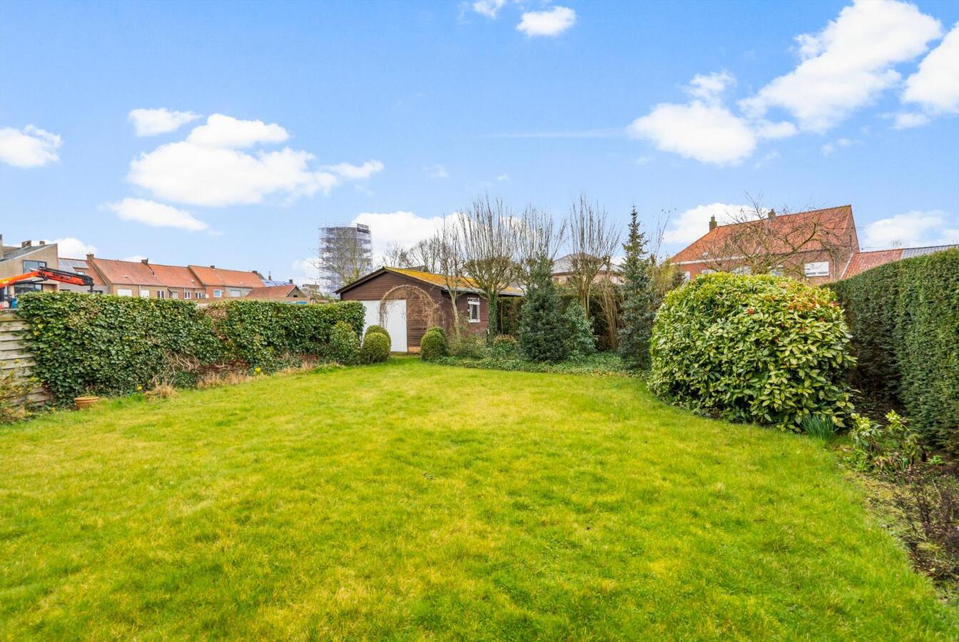 Woning met 5 slaapkamers op 832 m² in rustige straat te Oudenburg 