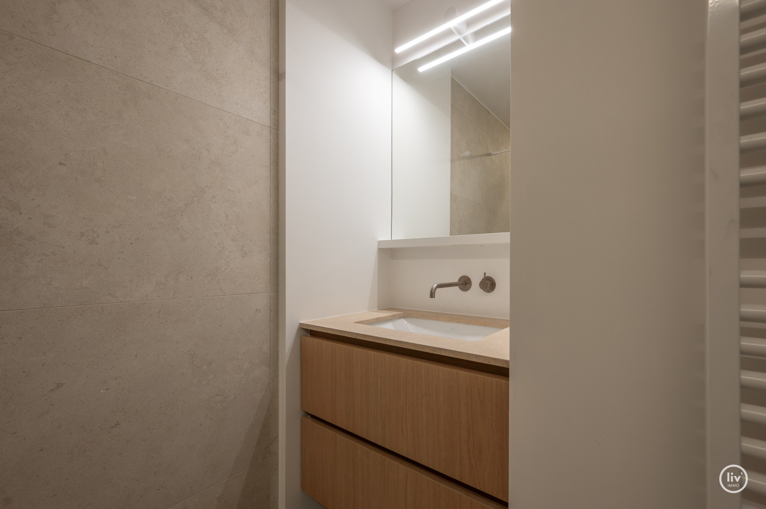 Cet appartement magnifiquement situé bénéficie d'une orientation sud et se trouve dans un environnement verdoyant et calme, directement attenant au parc Yzer. 