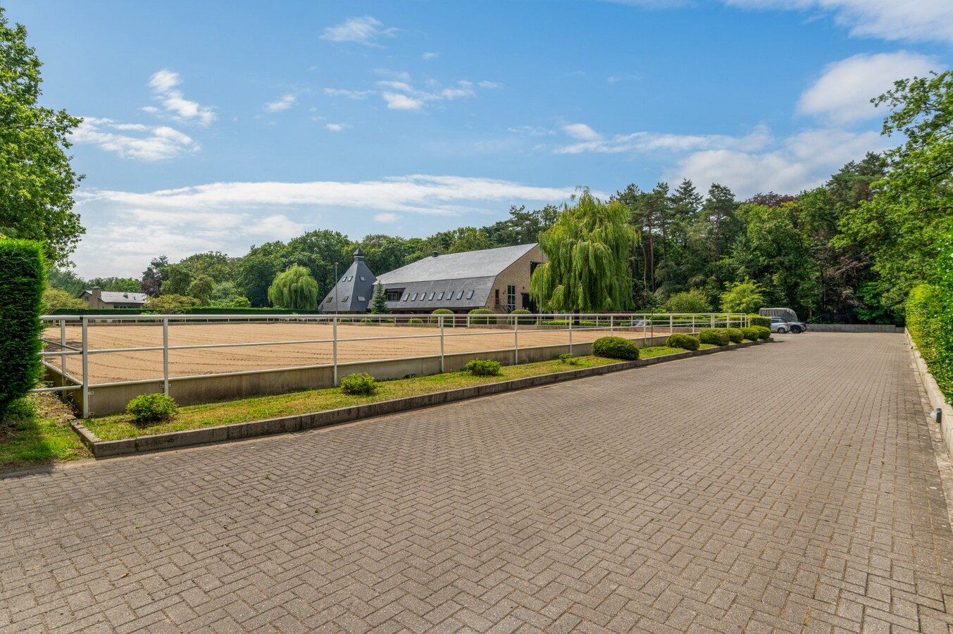 Exclusief eigendom met twee volwaardige, zelfstandige villa-woningen, een conciërgeverblijf en luxueuze paardenfaciliteiten op ruim 2 ha te Brasschaat 