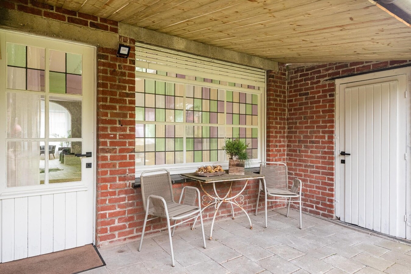 Lichtrijke woning met garage in het hartje van Ieper 