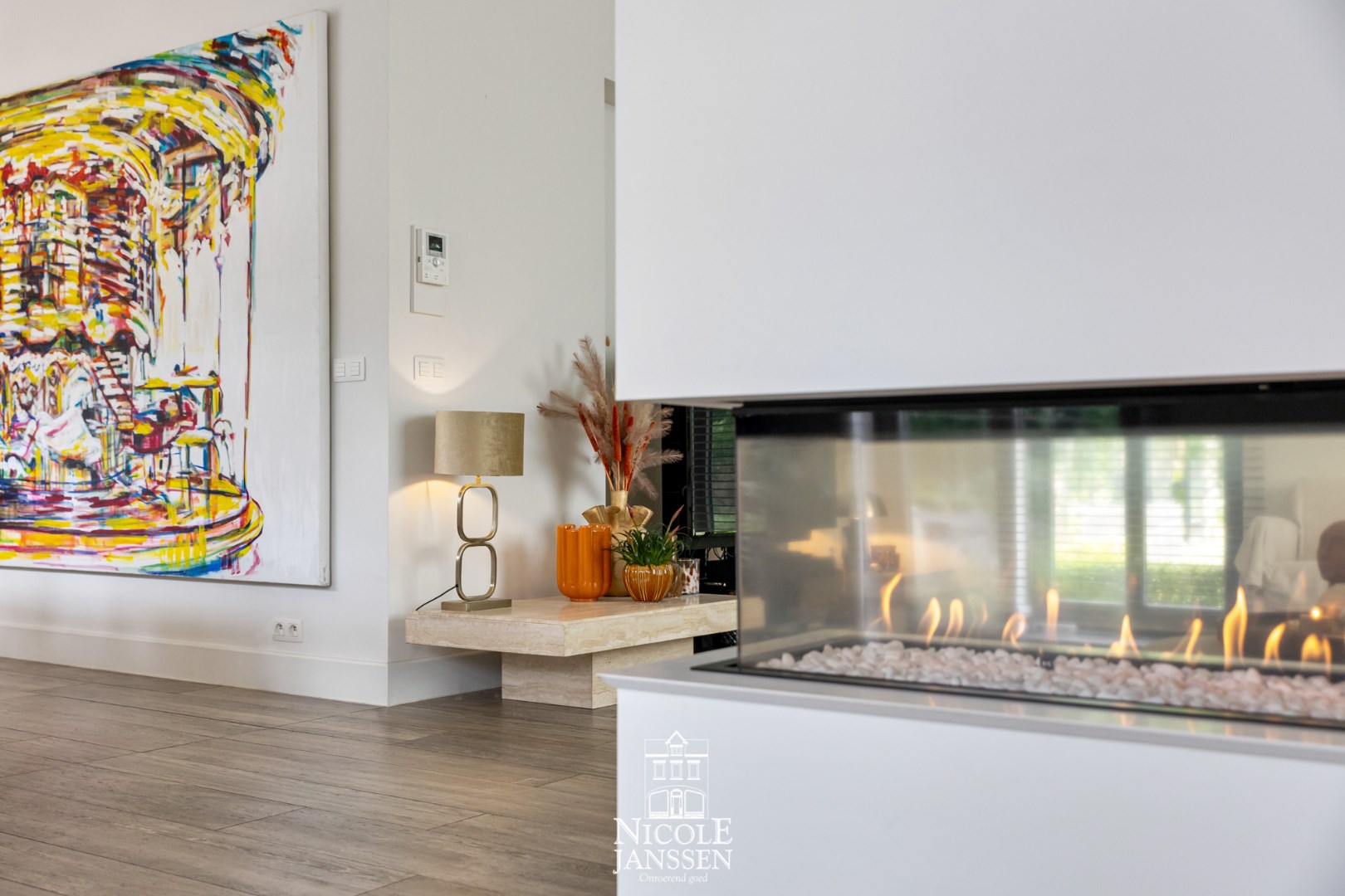 Sfeervolle zithoek met centraal geplaatste gashaard