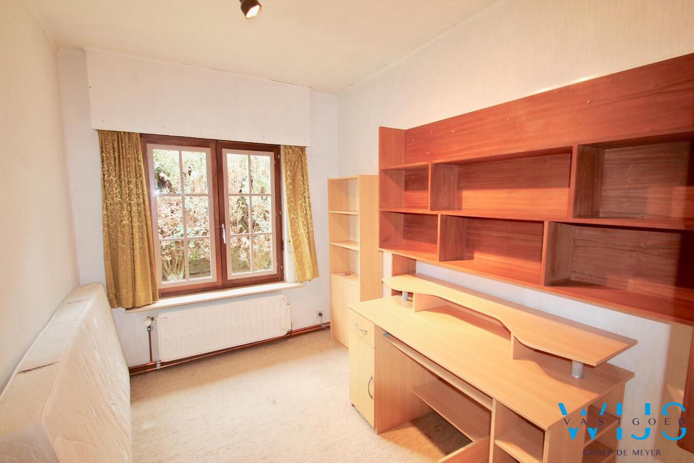 Op te frissen bungalow op een prachtig perceel van 960 vierkante meter te Oostakker ! 