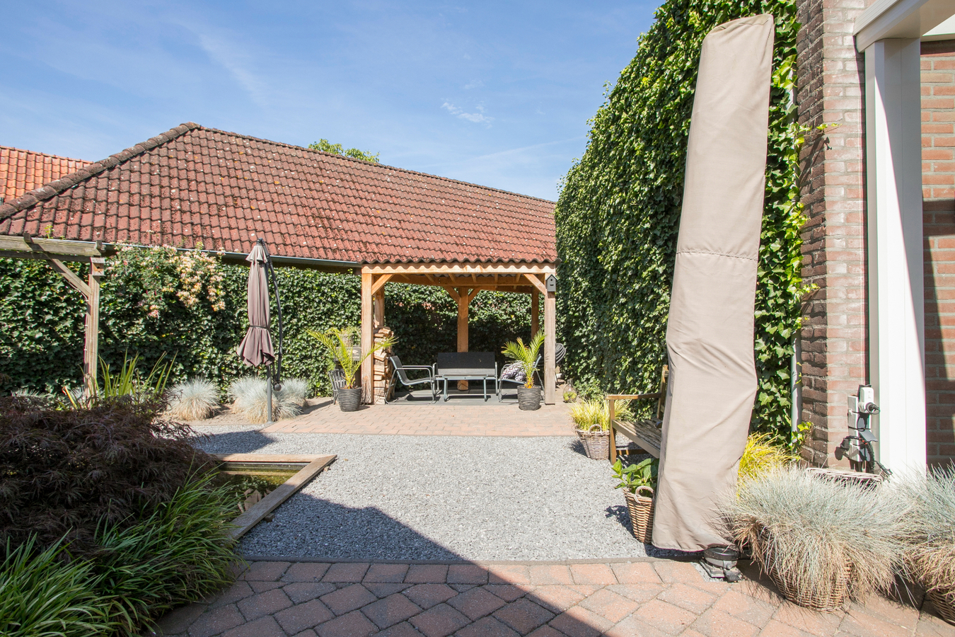 Deze moderne en royale vrijstaande woning staat op een rustige woonlocatie op een mooi hoekperceel. 