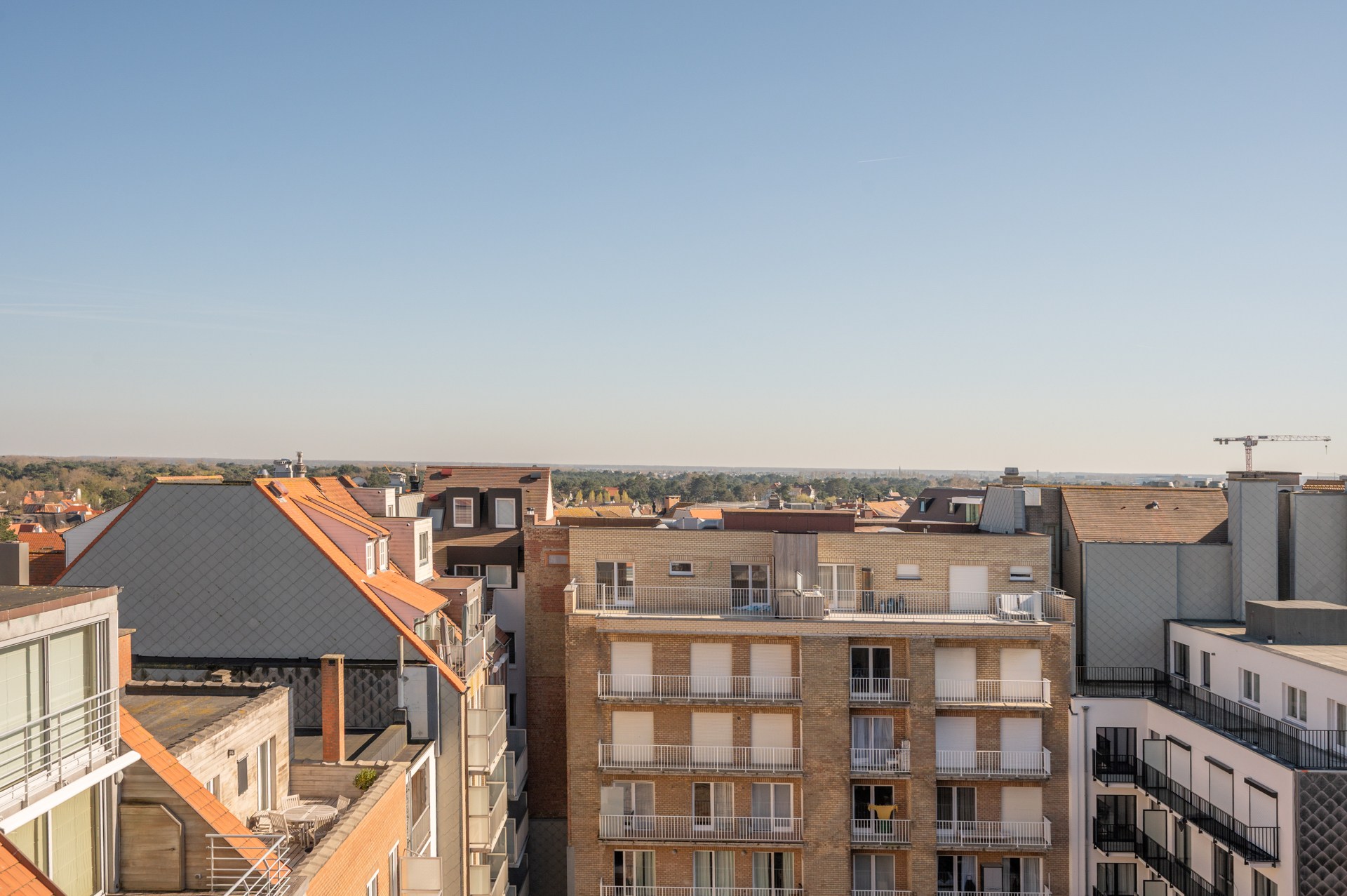 Prachtig gerenoveerd en instapklaar appartement met 3 slaapkamers en frontaal zeezicht, gelegen in een prestigieuze residentie op de zeedijk in het Zoute. 