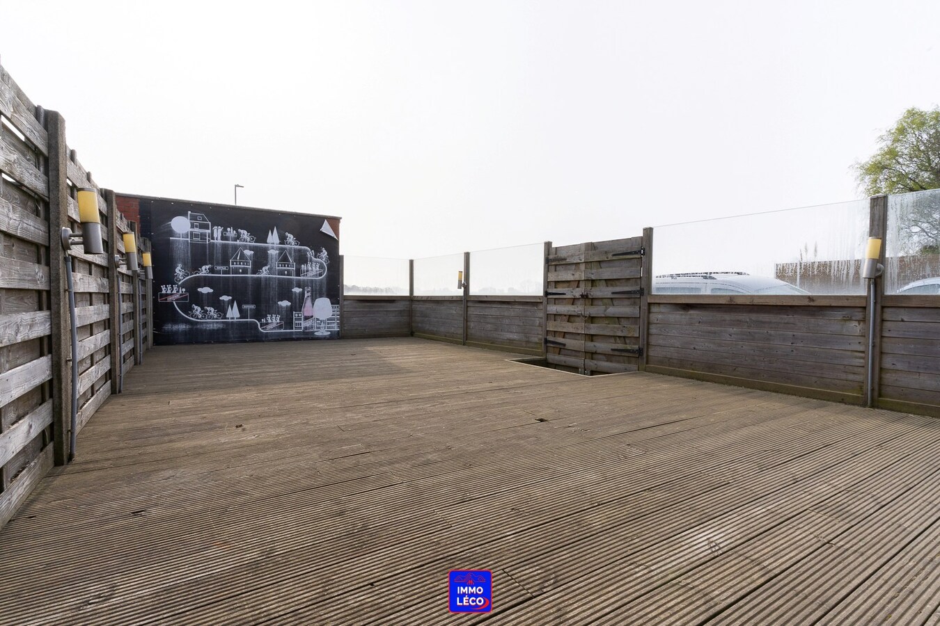 Maison de commerce avec logement, grande terrasse et garage, idéalement situé ! Nombreuses possibilités ! 