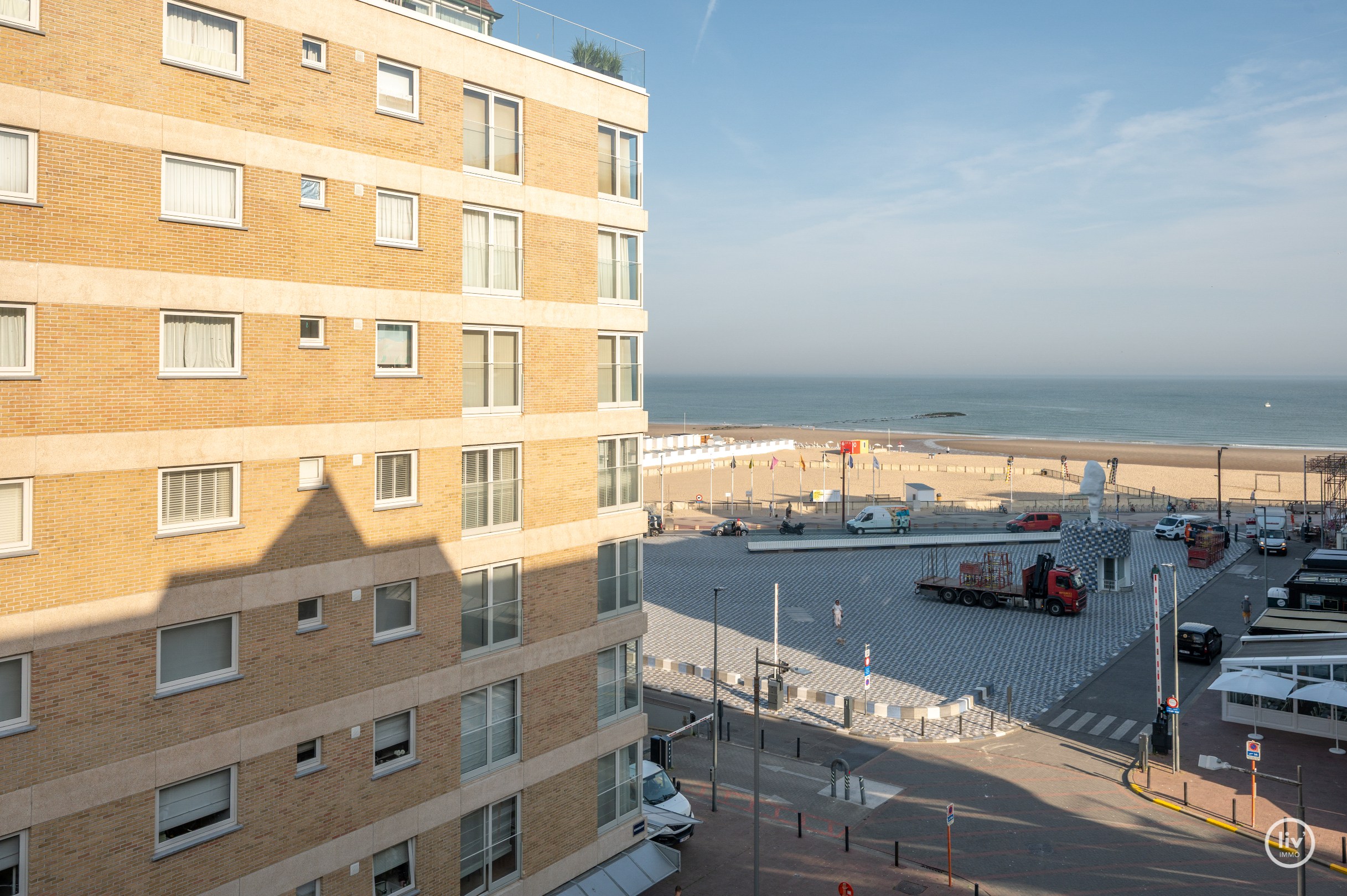 Appartement en triplex prêt à emménager situé près de la place Rubens avec vue latérale sur la mer. 